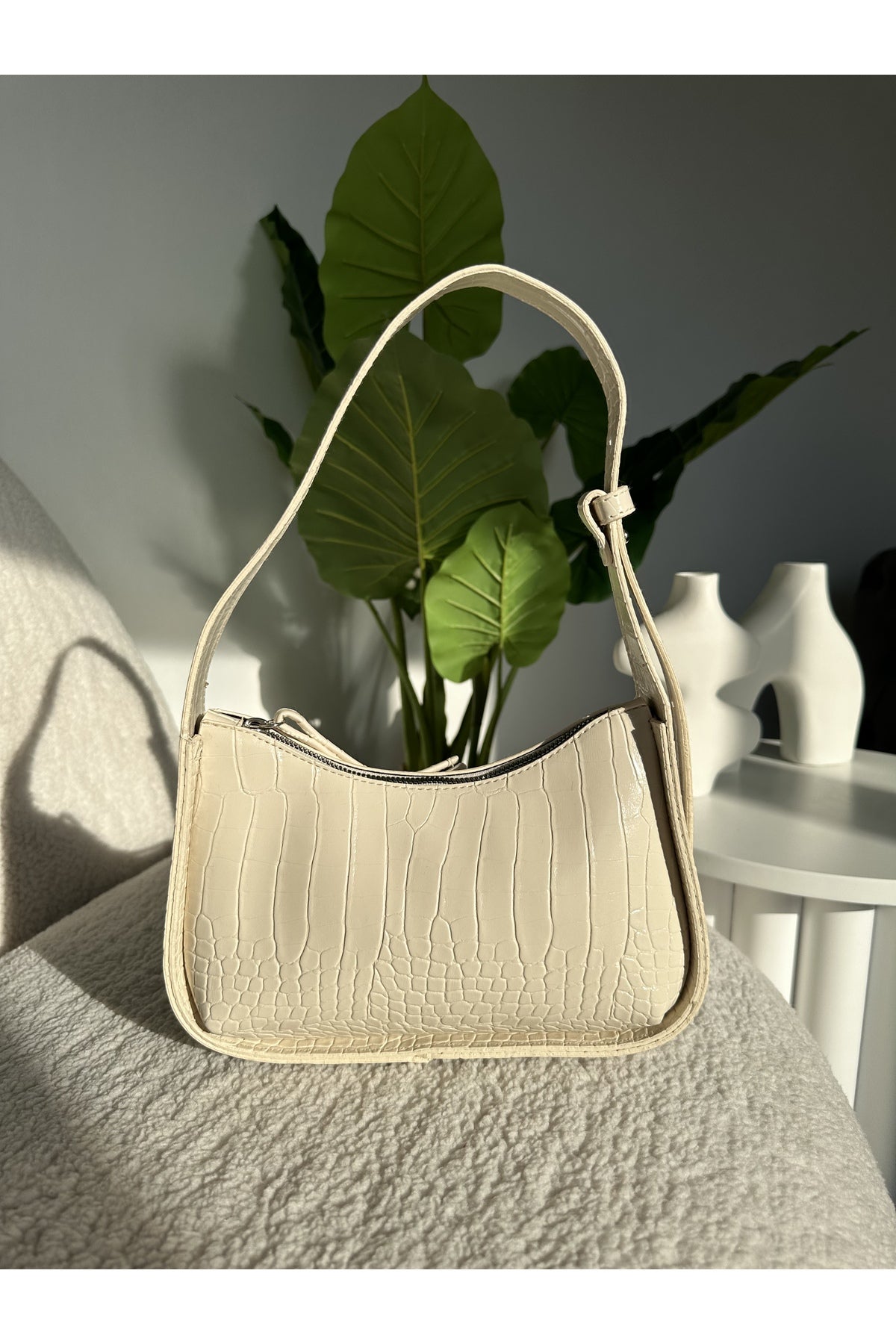 Cremefarbene Damen-Baguette-Tasche aus Krokodil
