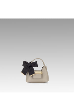 Hellgraue Micro-Tasche mit hängendem Accessoire-Detail