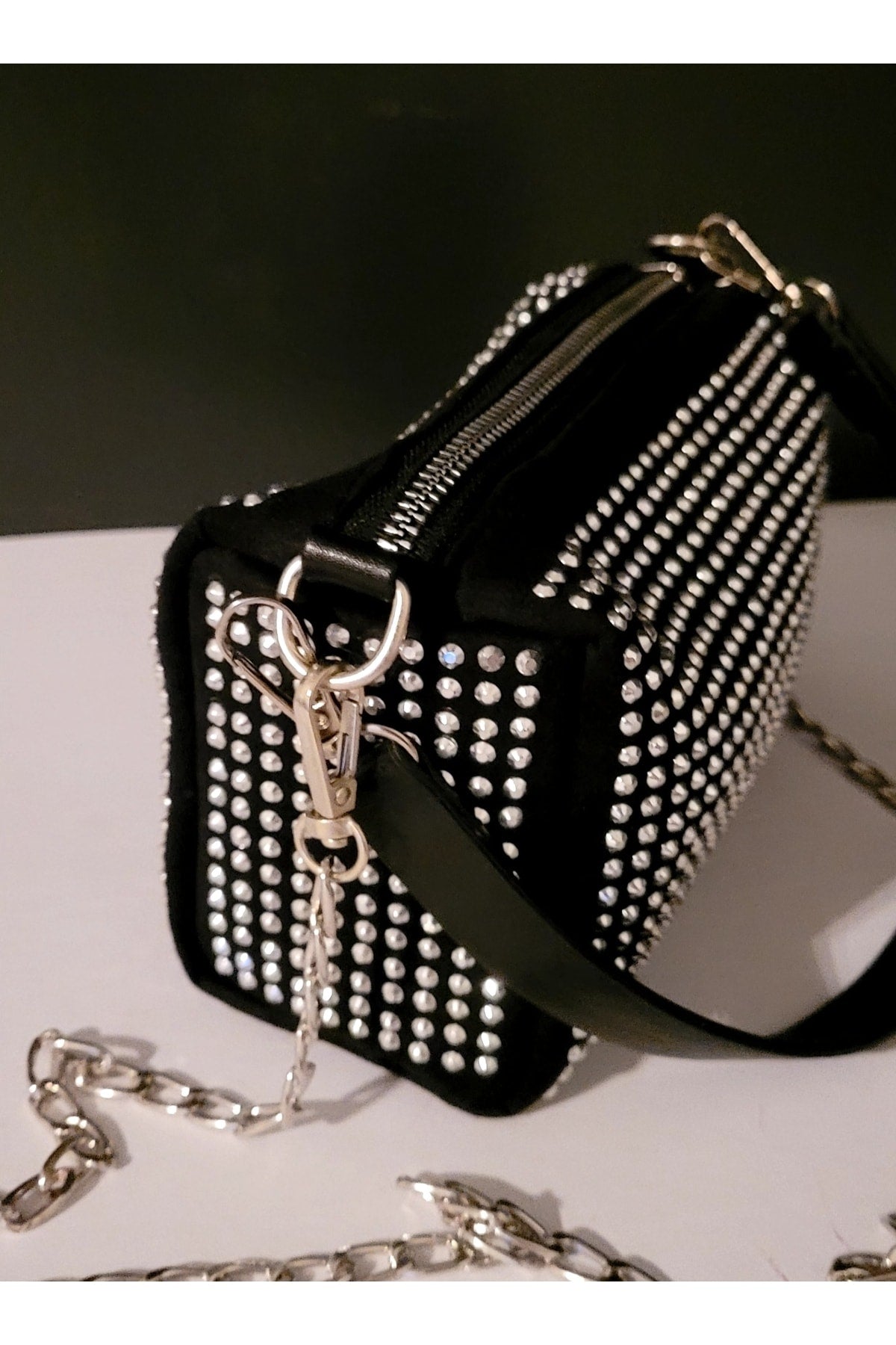 Bhm Mini-Hand- und Schultertasche aus Nubukleder in Schwarz mit Steinkette