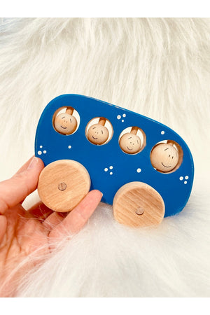 Spielzeugauto aus Holz mit sich drehenden Rädern und beweglichen Passagieren in verschiedenen Farben