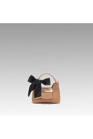 Camelfarbene, detailreiche Mikrotasche mit Anhänger