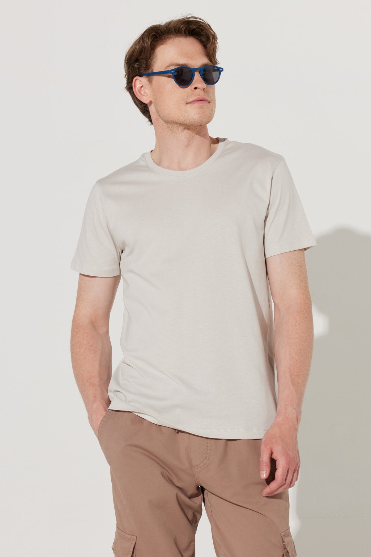  Мужская серая облегающая футболка узкого кроя из 100 % хлопка с круглым вырезом и короткими рукавами