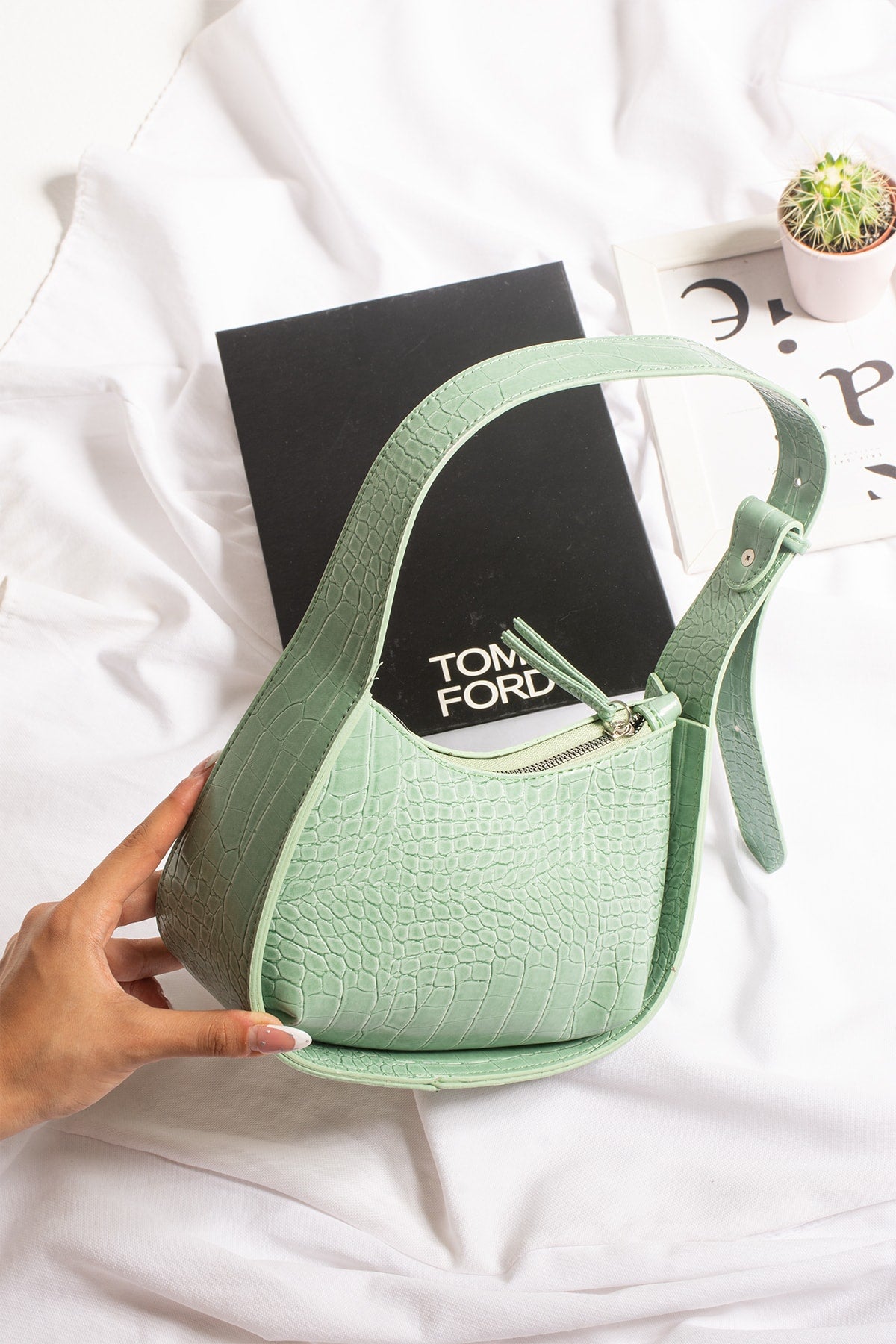Mintgrüne Baguette-Tasche mit Krokodilmuster für Damen