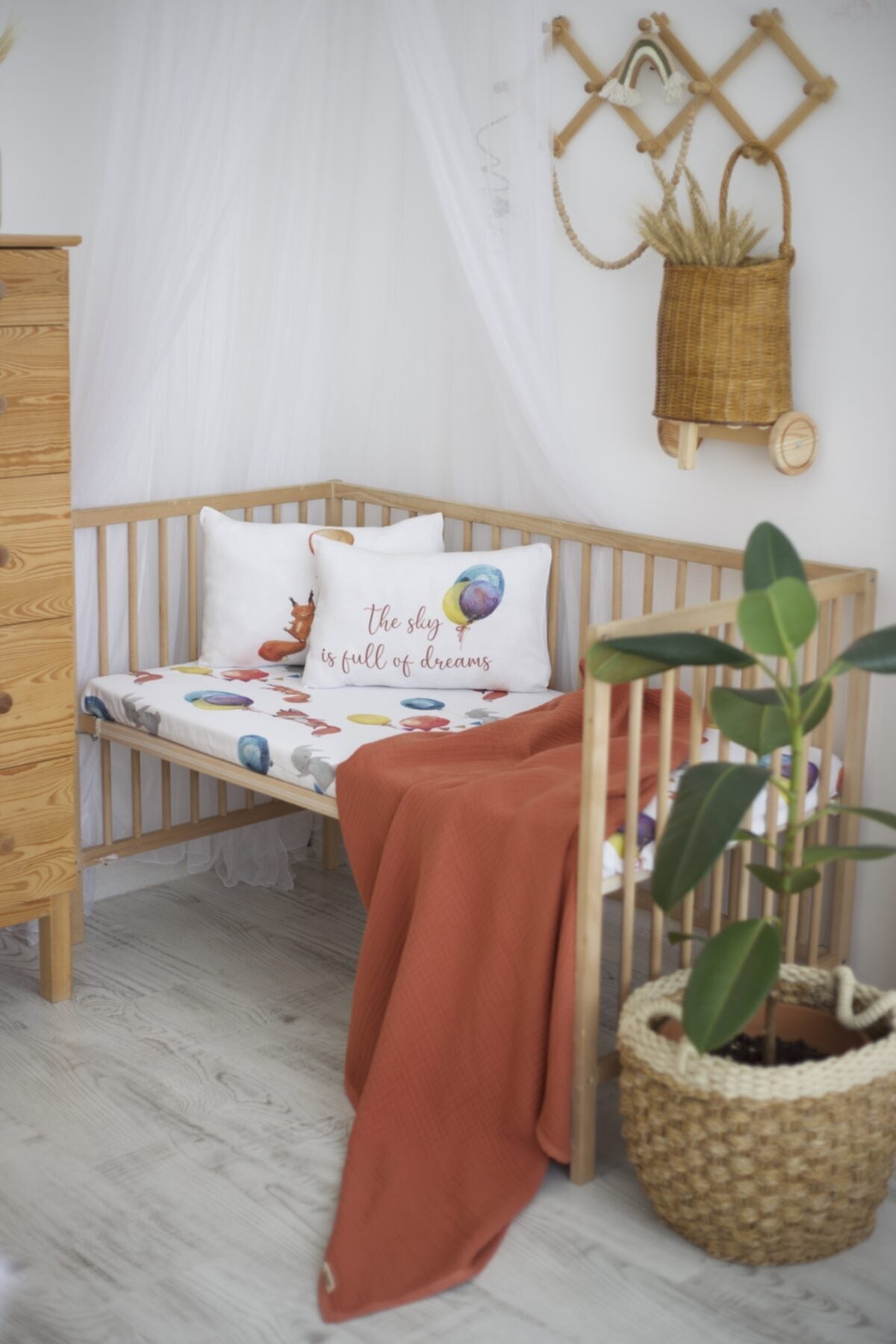 Organic Muslin Picture And Cotton Satin Baby Bedding - Fox And Balloon Themed
