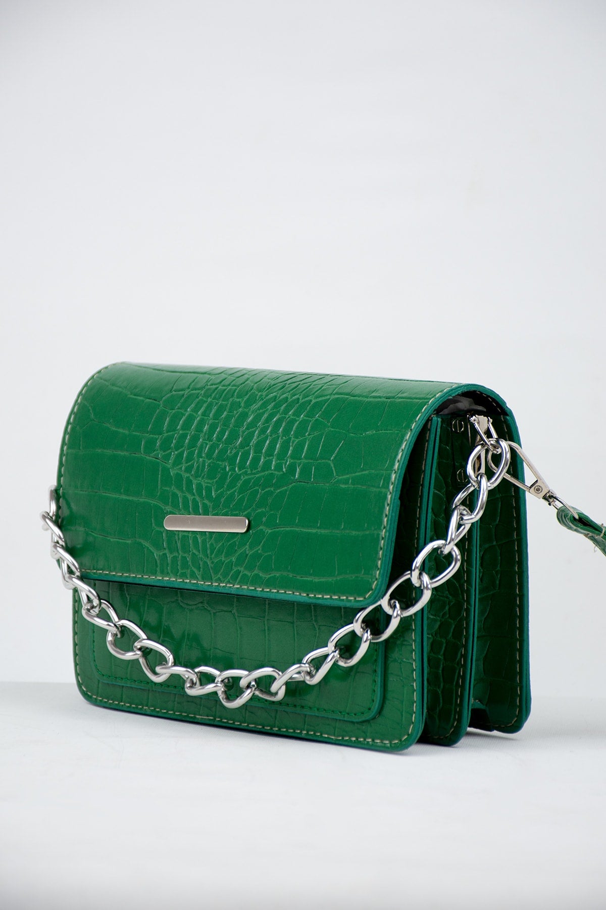 Grüne Clutch Baguette mit Kettenriemen für Damen mit Krokodilmuster