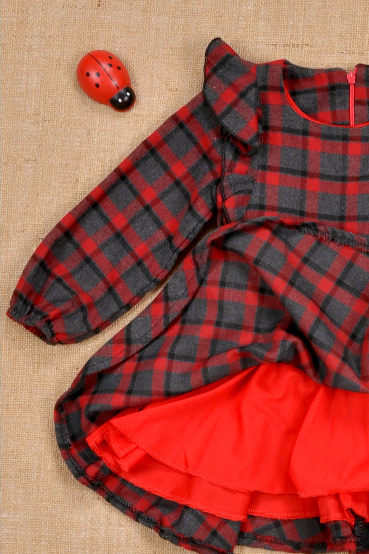 Gefüttertes Flanellkleid mit Gürtel, Karomuster und Schlüsselanhänger-Details, 2–5 Jahre