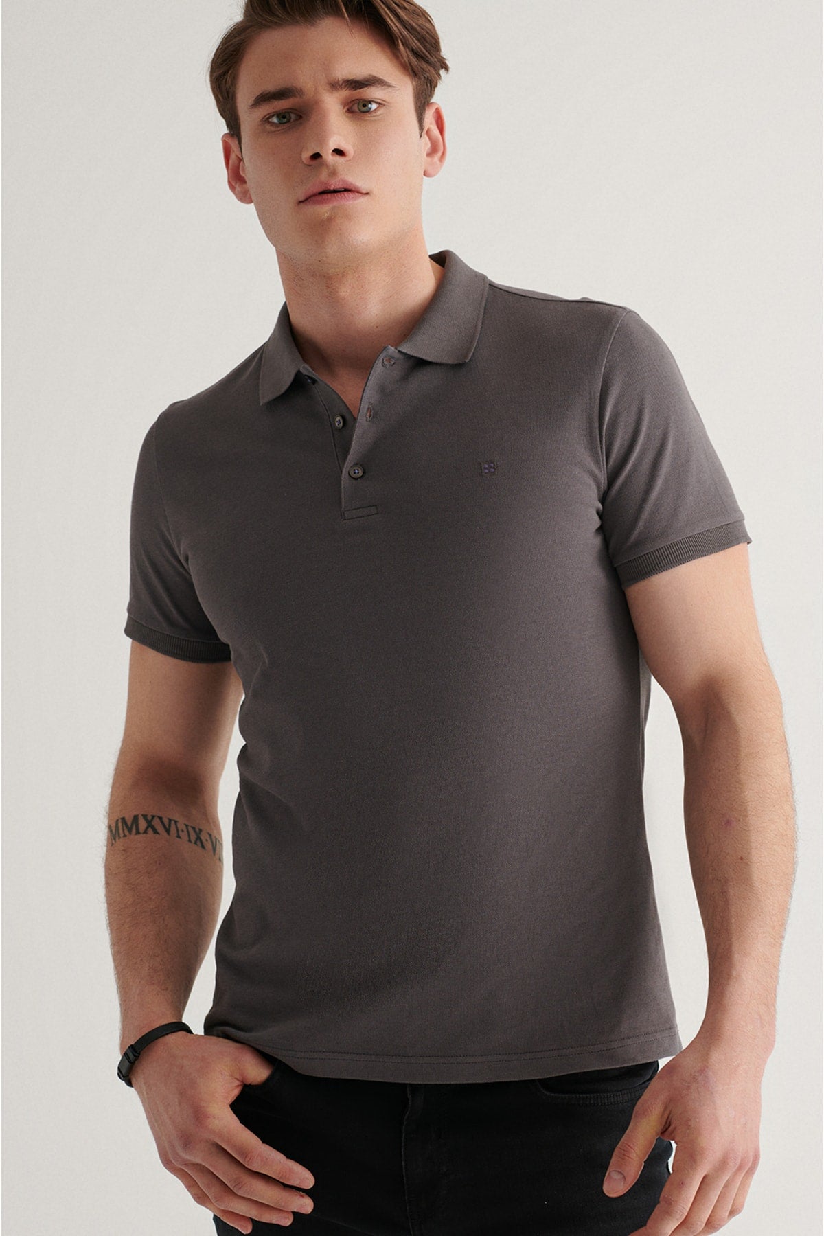 Мужская футболка антрацитового цвета из 100% дышащего хлопка стандартного кроя с воротником поло нормального покроя E001004