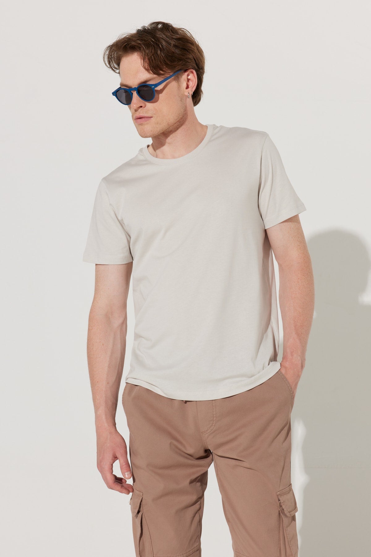  Мужская серая облегающая футболка узкого кроя из 100 % хлопка с круглым вырезом и короткими рукавами