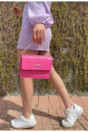 Fuchsia Damen Clutch Baguette mit Kettenriemen und Krokodilmuster