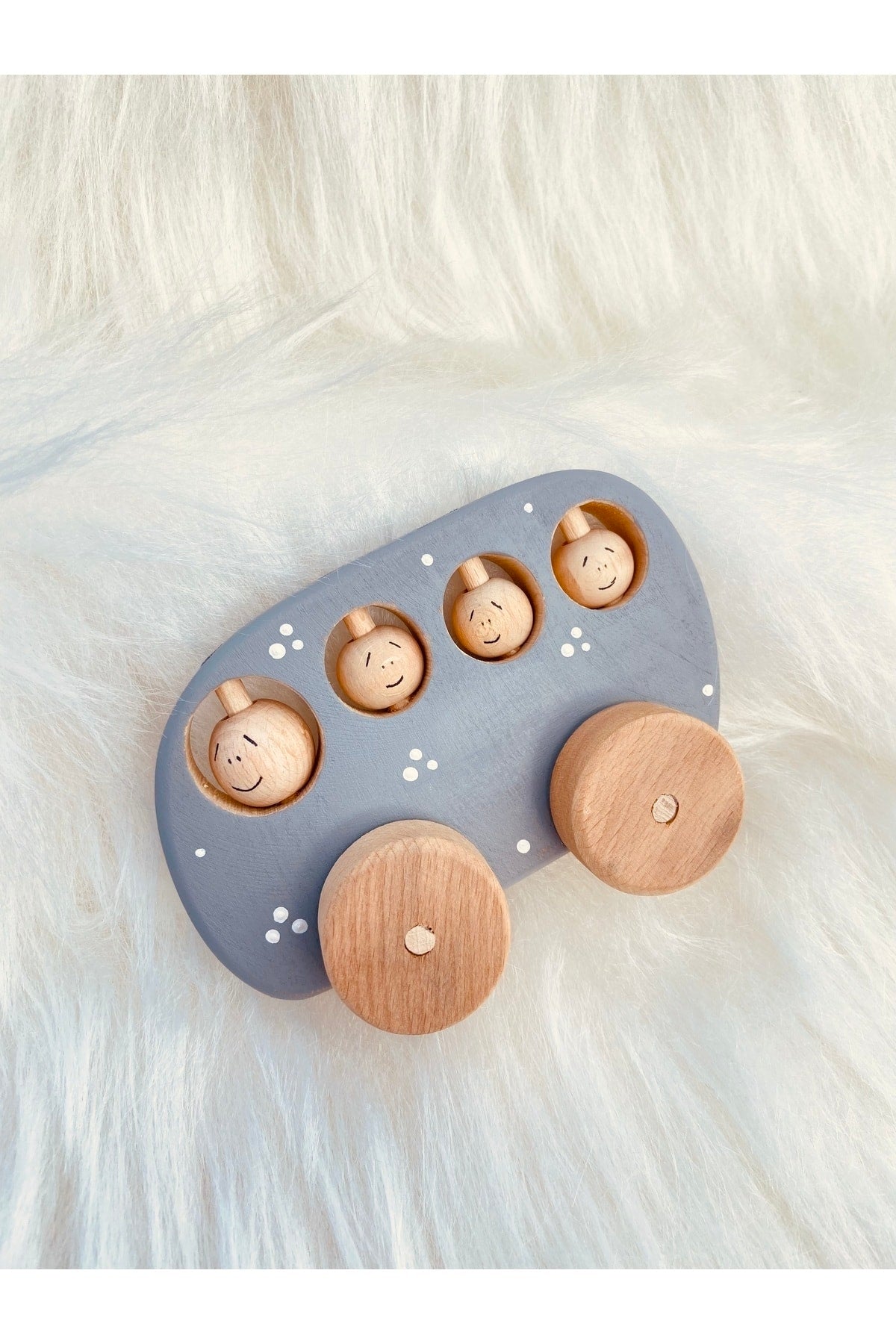 Spielzeugauto aus Holz mit sich drehenden Rädern und beweglichen Passagieren in verschiedenen Farben