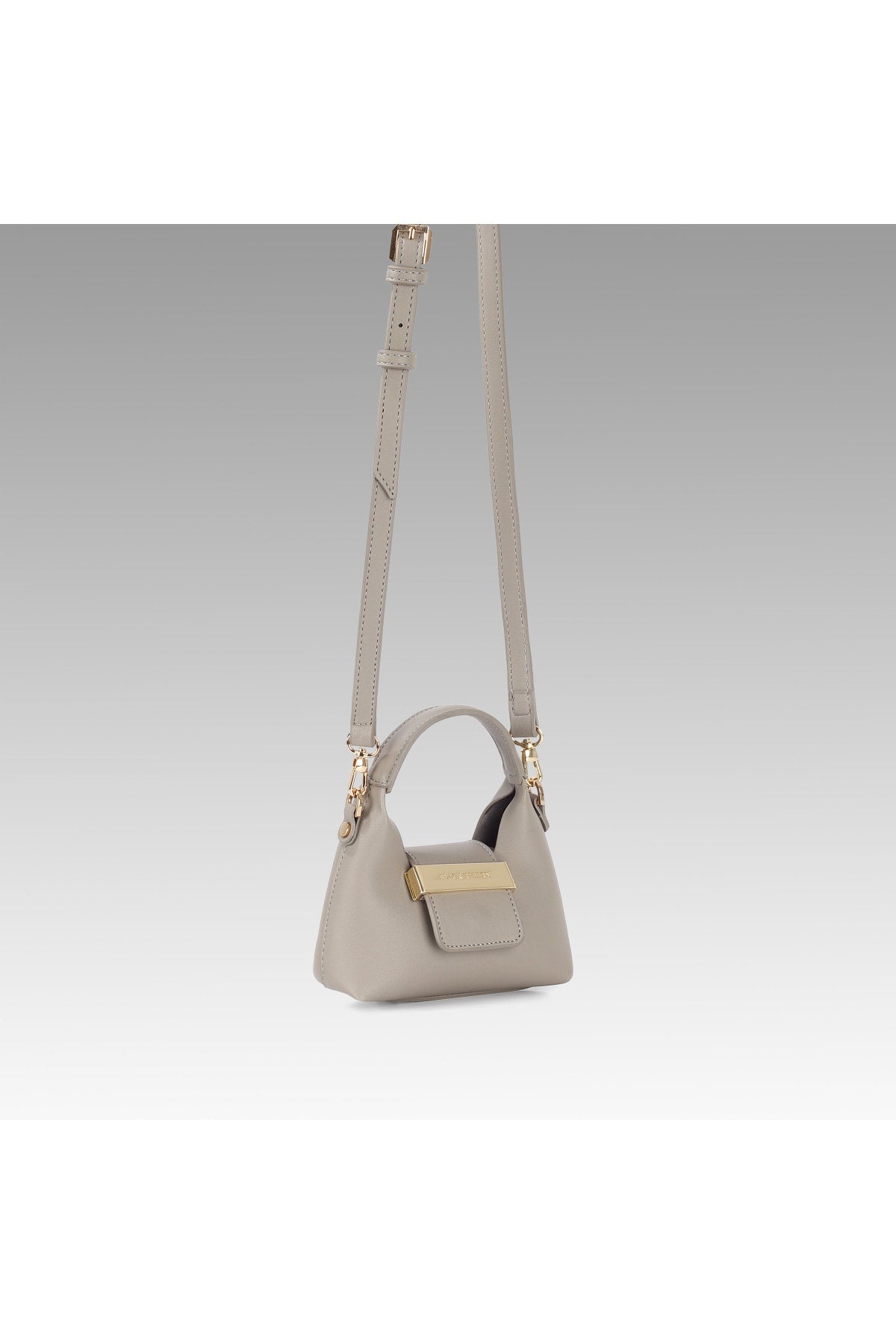 Hellgraue Micro-Tasche mit hängendem Accessoire-Detail