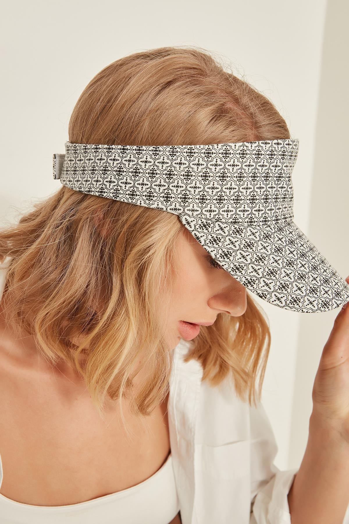 14048 Uv Protected Ethnic Pattern Open Top White Visor Hat