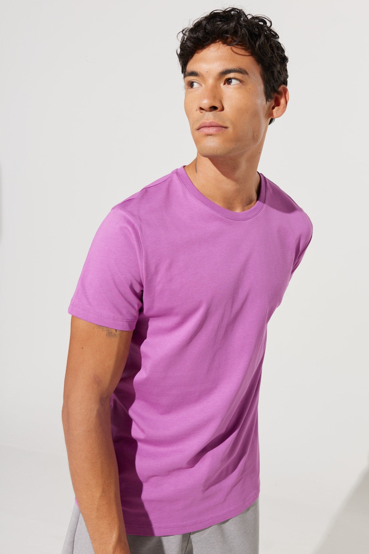  Мужская фиолетовая облегающая футболка Slim Fit из 100 % хлопка с круглым вырезом и короткими рукавами