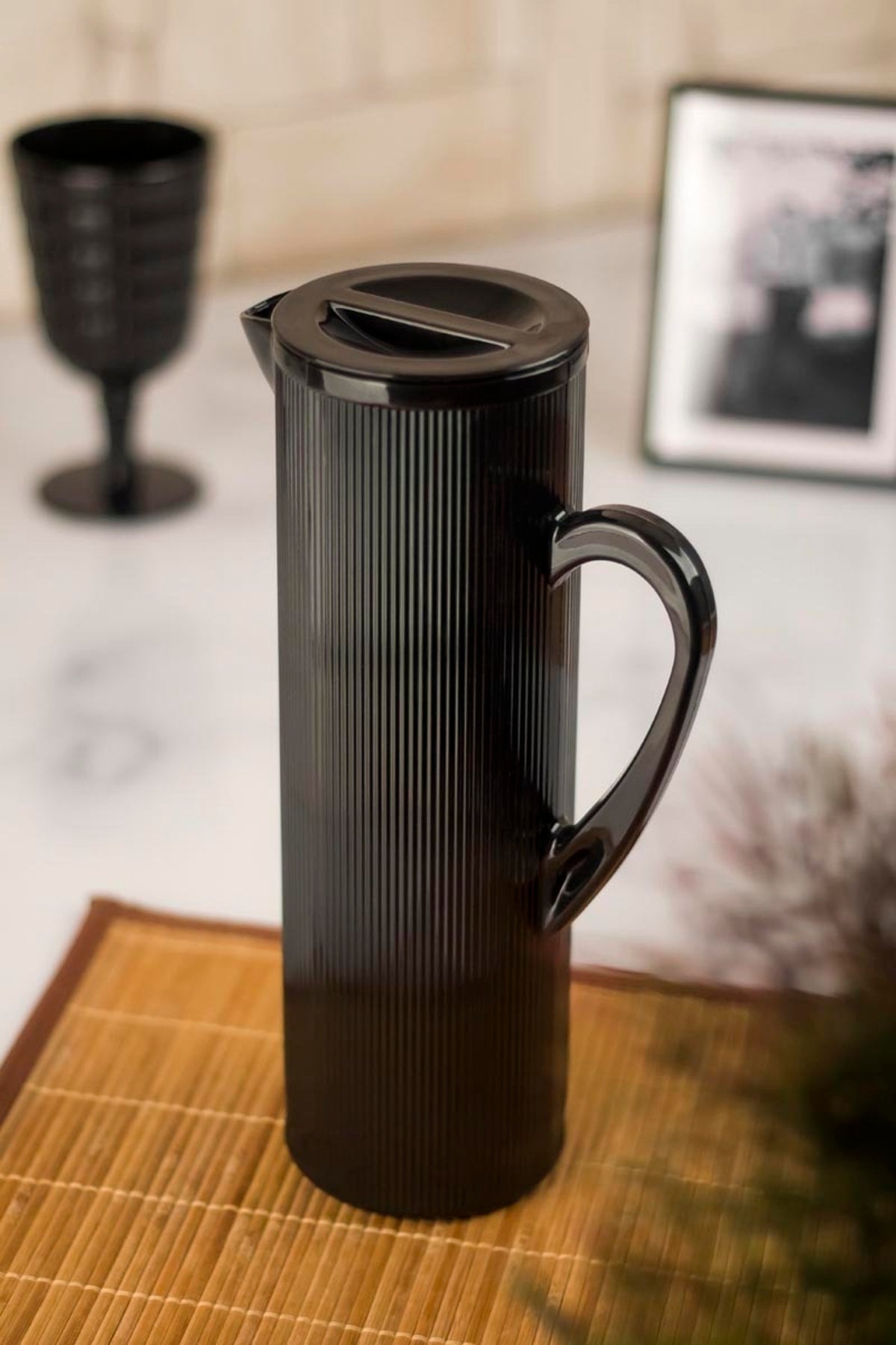 1,5-Liter-Krug aus schwarzem Acryl im Barockstil (passt auf das Kühlschranktürregal)