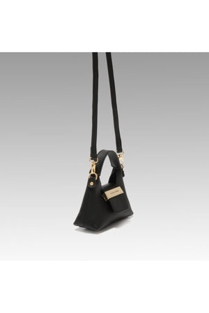 Schwarze Micro-Tasche mit hängendem Accessoire-Detail