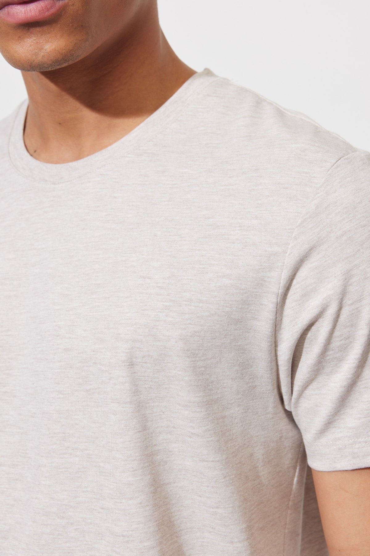  Мужская бежевая меланжевая хлопковая приталенная футболка узкого кроя с круглым вырезом и короткими рукавами