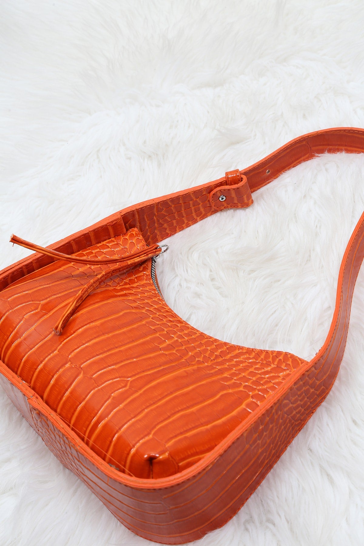 Orangefarbene Baguette-Tasche mit Krokodilmuster für Damen
