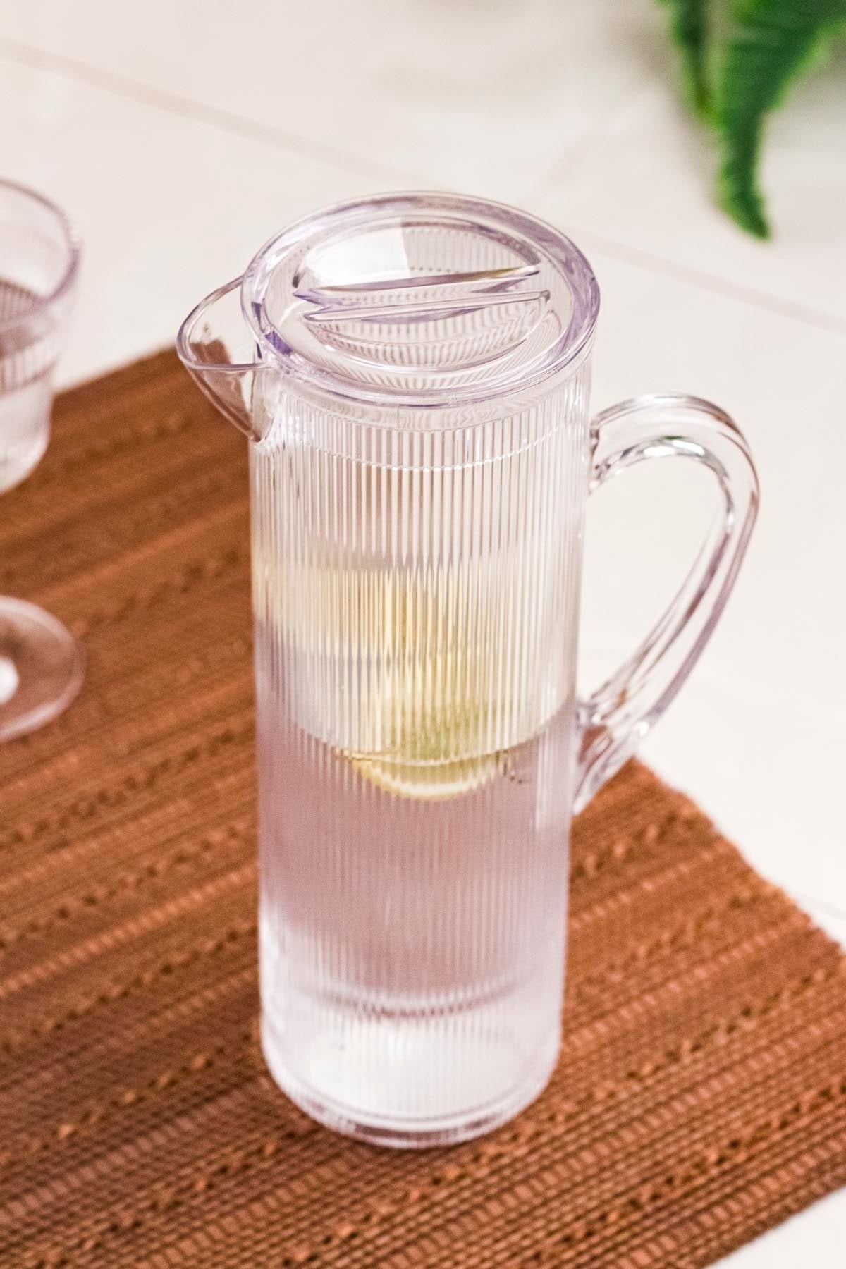Transparenter Krug aus Acryl, Barock, 1,5 l (passt in die Kühlschranktürablage)