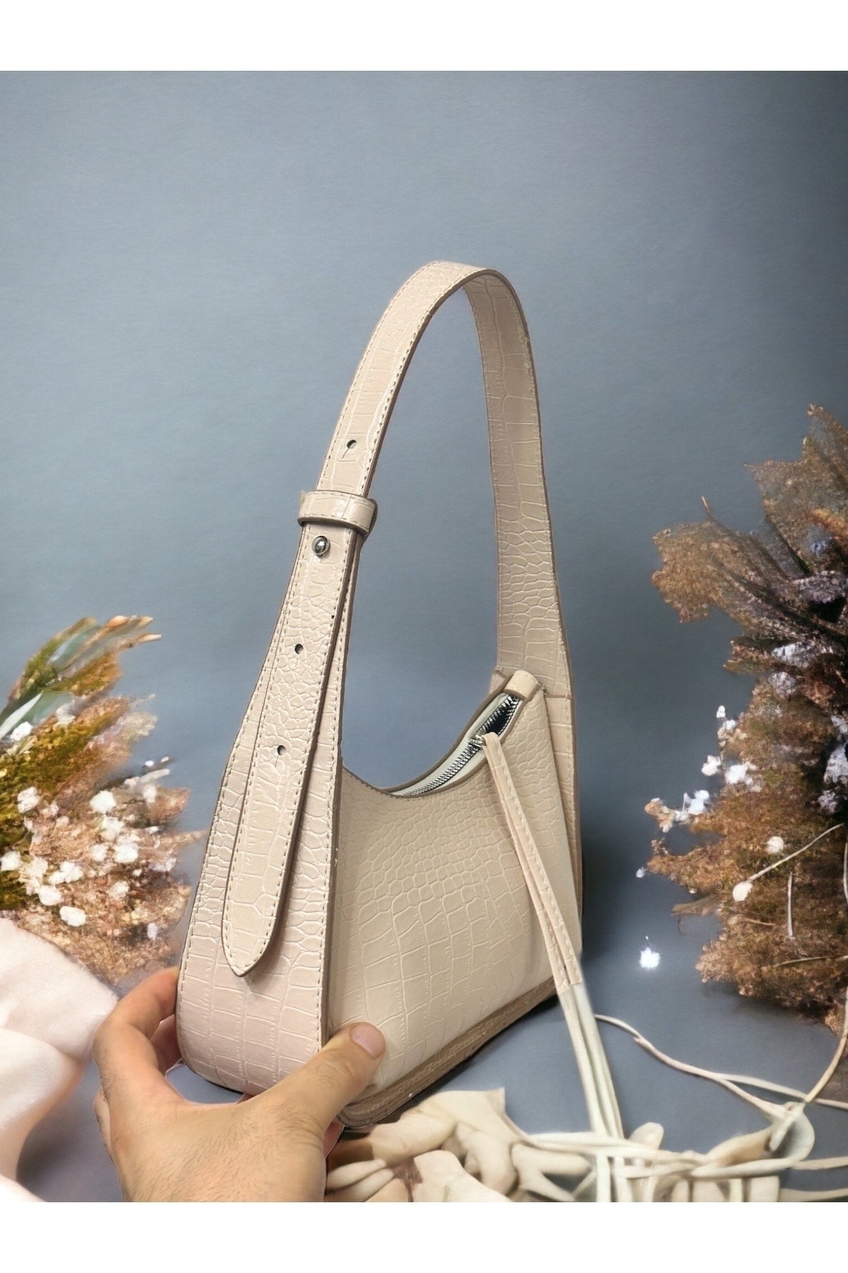 Cremefarbene Damen-Baguette-Tasche aus Krokodil