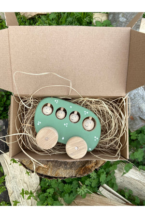 Spielzeugauto aus Holz mit sich drehenden Rädern und beweglichen Passagieren in verschiedenen Farben
