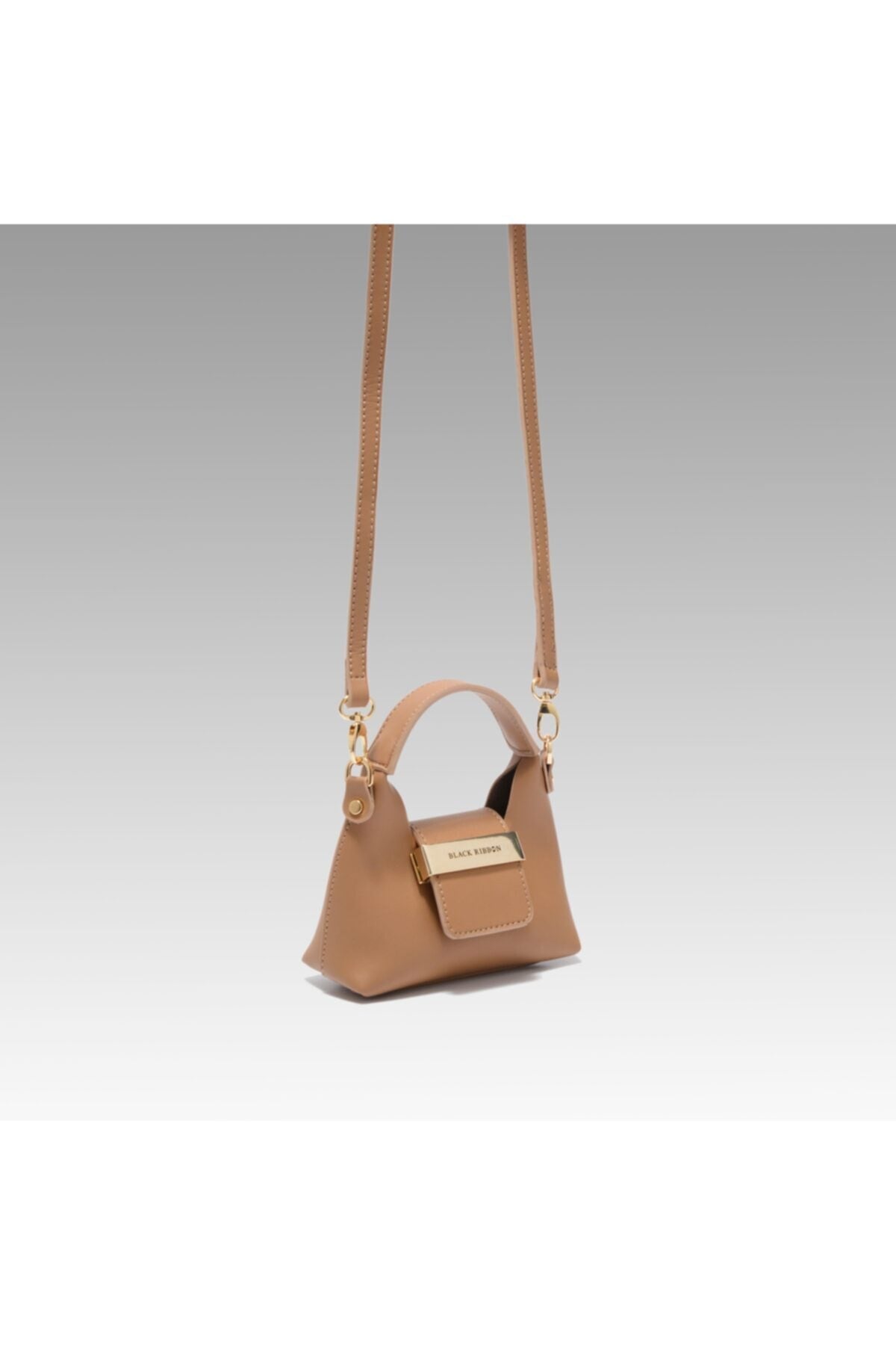 Camelfarbene, detailreiche Mikrotasche mit Anhänger