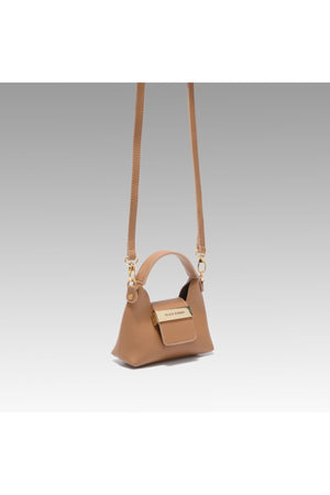 Camelfarbene, detailreiche Mikrotasche mit Anhänger