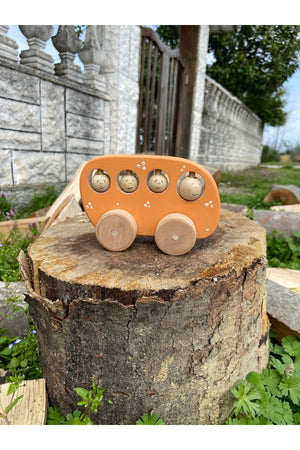 Spielzeugauto aus Holz mit sich drehenden Rädern und beweglichen Passagieren in verschiedenen Farben