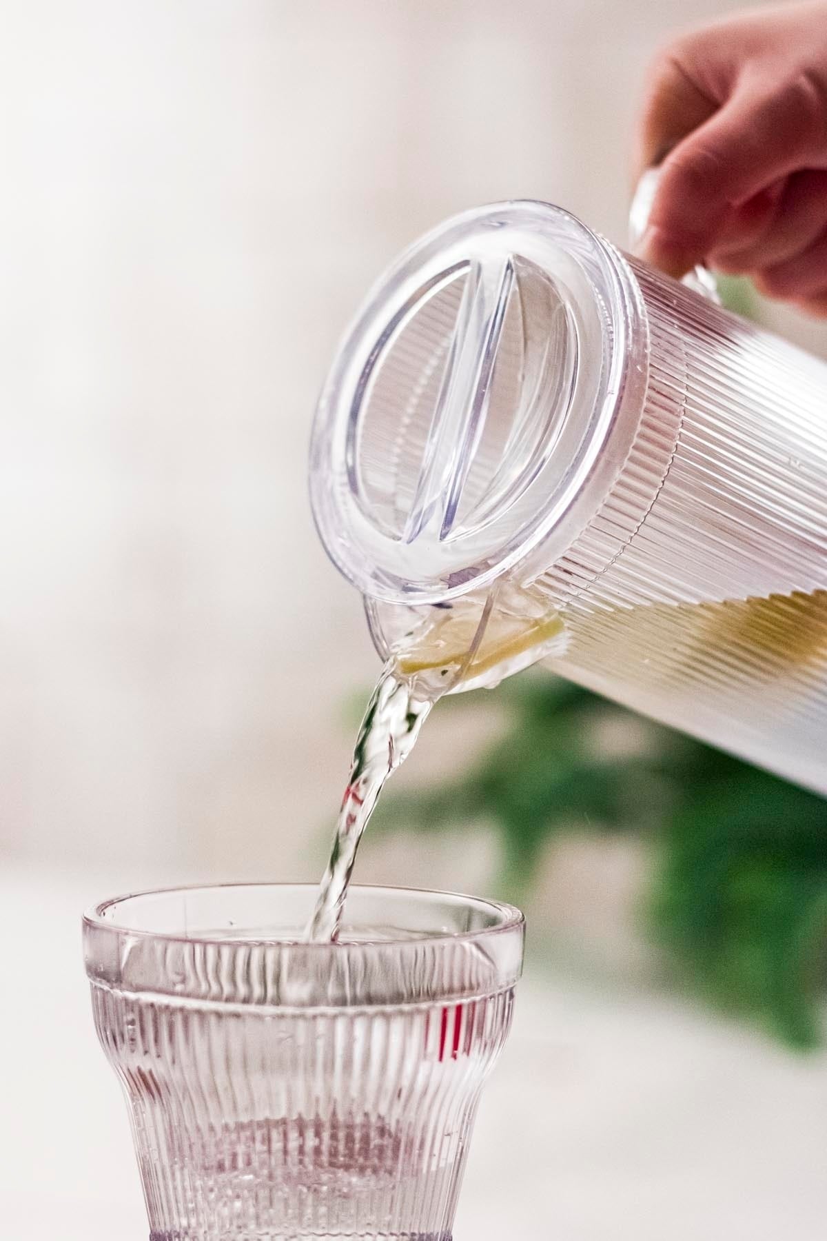 Transparenter Krug aus Acryl, Barock, 1,5 l (passt in die Kühlschranktürablage)