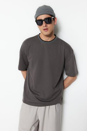 Limitierte Auflage Anthrazit Herren-T-Shirt aus Strickware mit Bündchen und strukturiertem Piqué, leger/bequem geschnitten