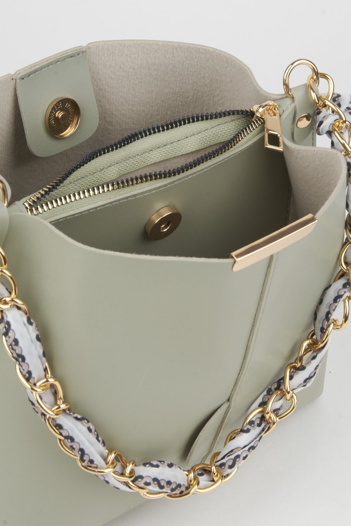 Mintgrüne Damen-Hand-, Arm- und Schultertasche aus weichem Leder mit 3 Fächern und Schalkette