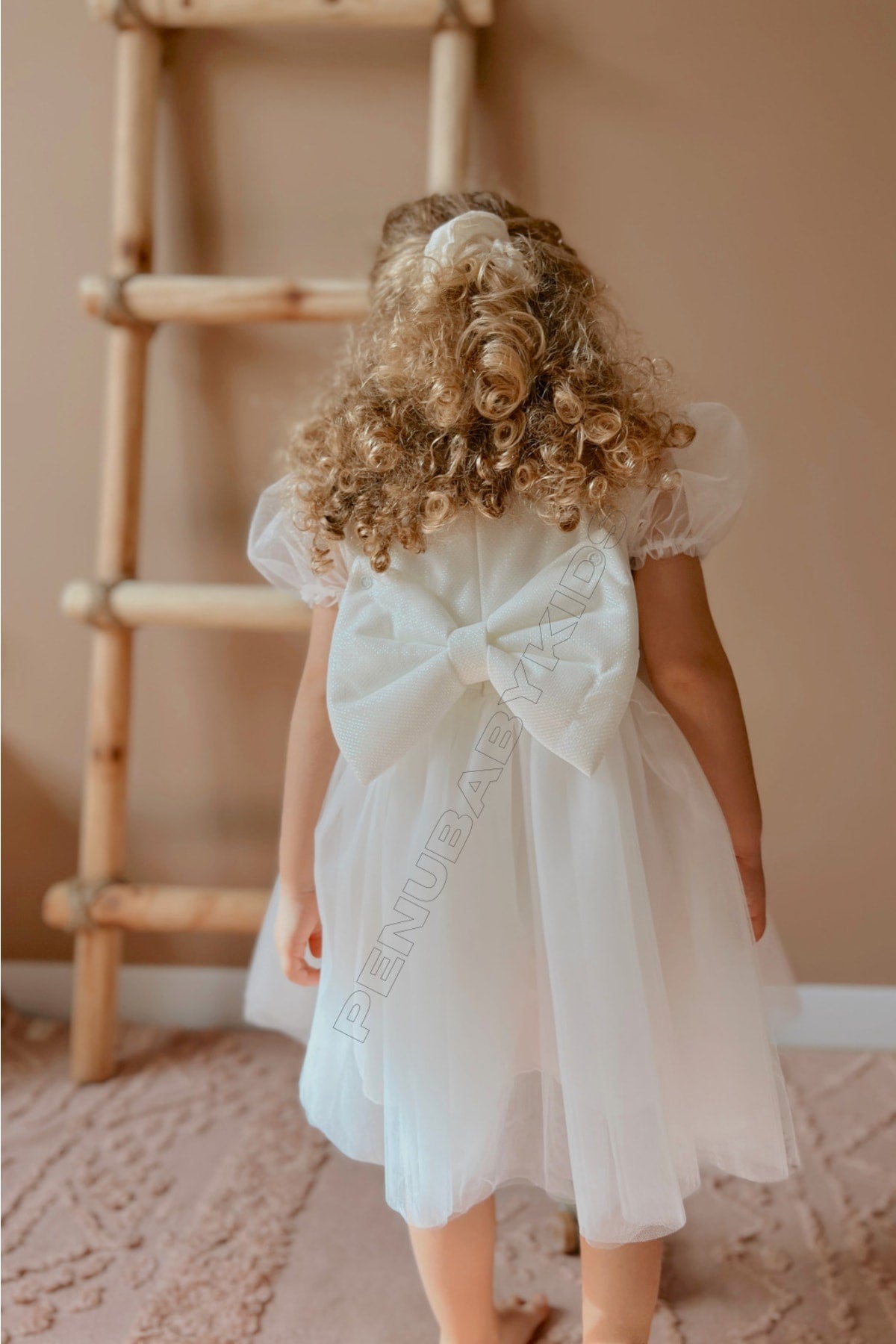 Weißes, kurzes Baby-Mädchenkleid mit Ballonärmeln und Tülldetails - Cinderella