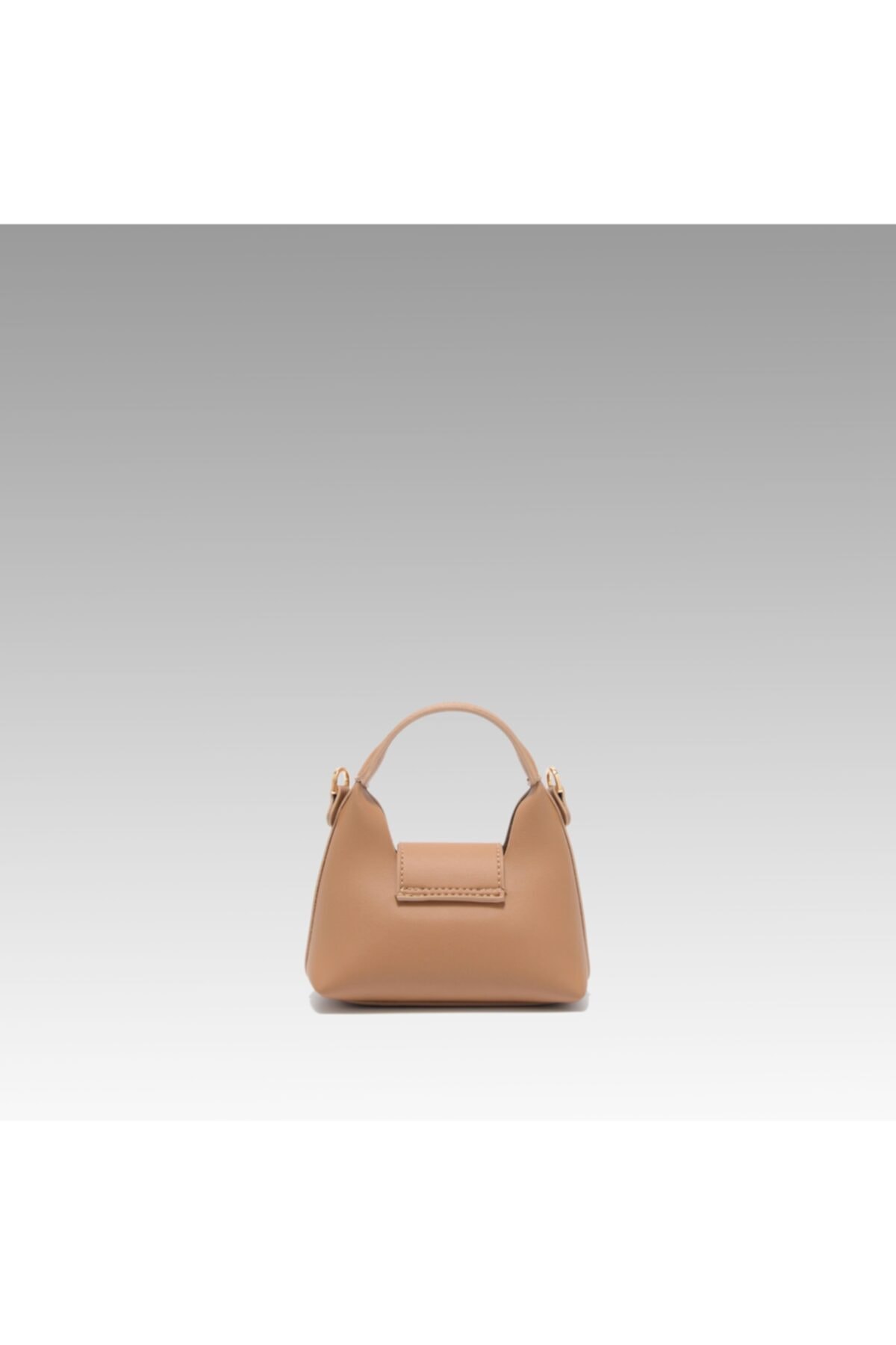 Camelfarbene, detailreiche Mikrotasche mit Anhänger