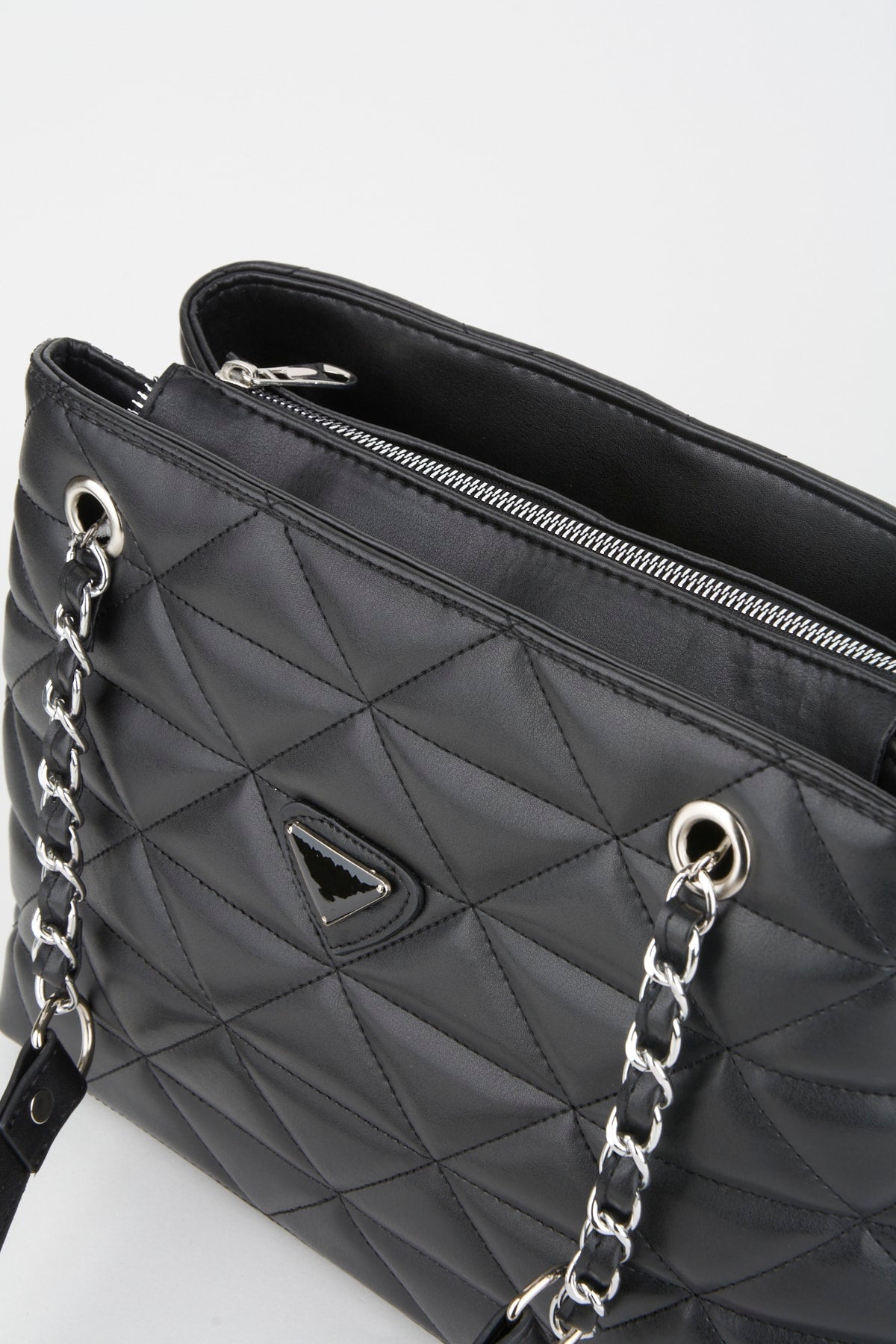 Crocos – Schwarze, gesteppte, gefütterte Hand-, Arm- und Schultertasche mit 3 Fächern und Reißverschluss und Kettenriemen