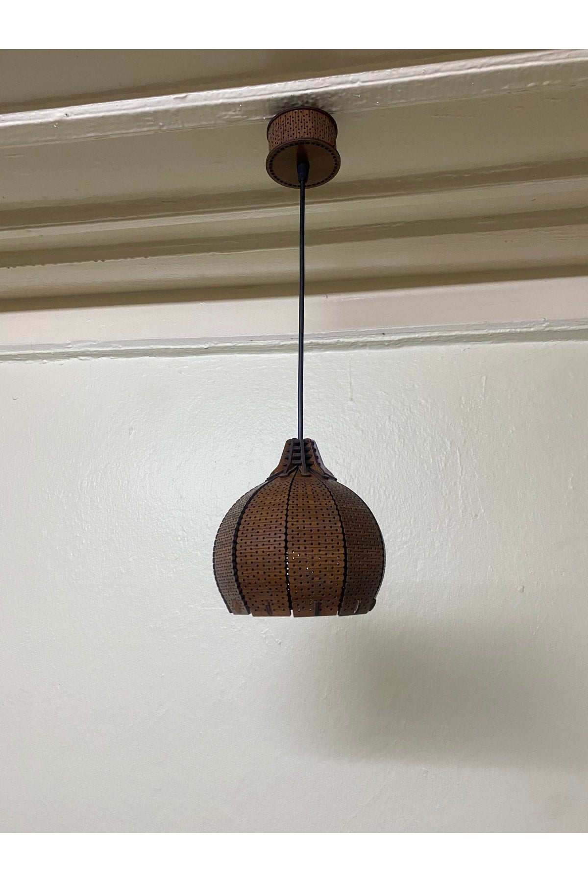 Rustikaler Luxus-Lampenhalter aus Holz im Kürbis-Schnitt mit Abdeckung und Wohnzimmer-Kronleuchter wird montiert verschickt