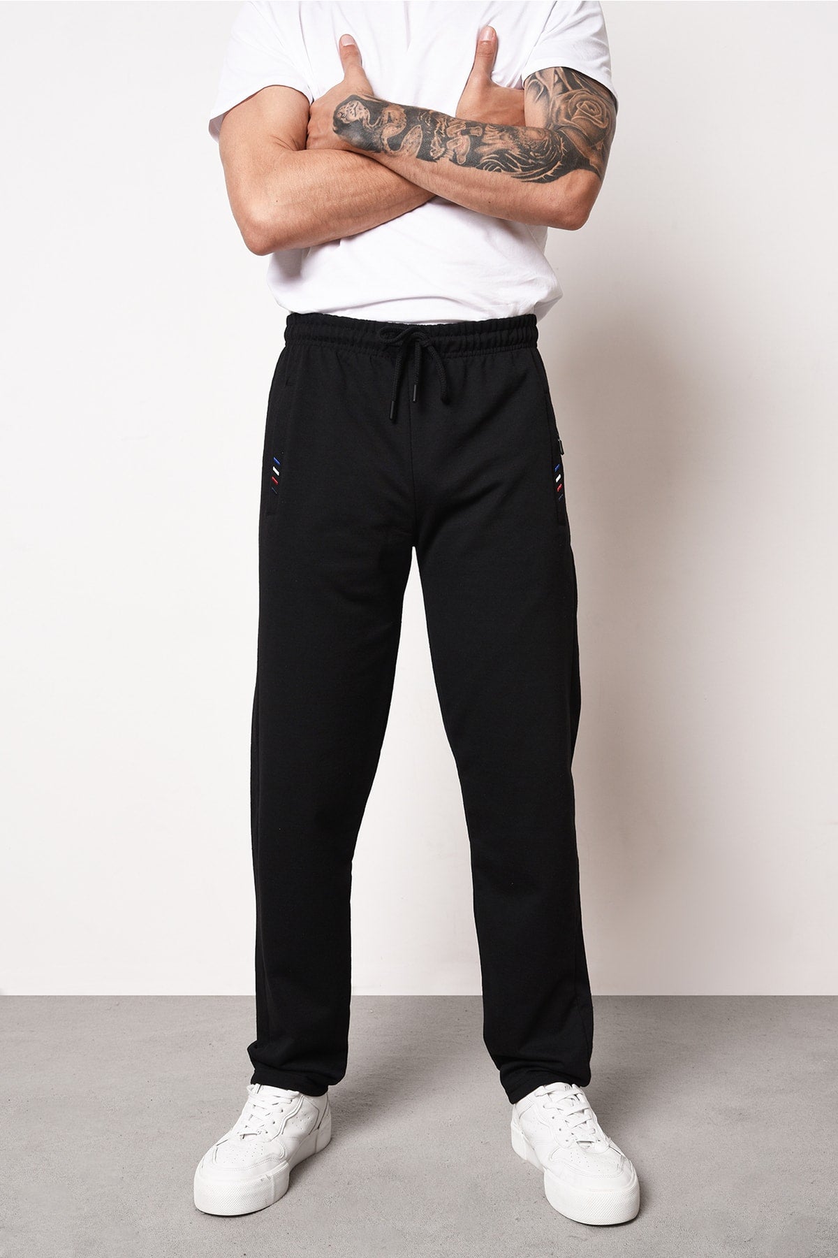 Mtlc045 Schwarze Herren-Jogginghose mit Reißverschlusstasche und Stickerei-Detail, gerades Bein, lässige Passform