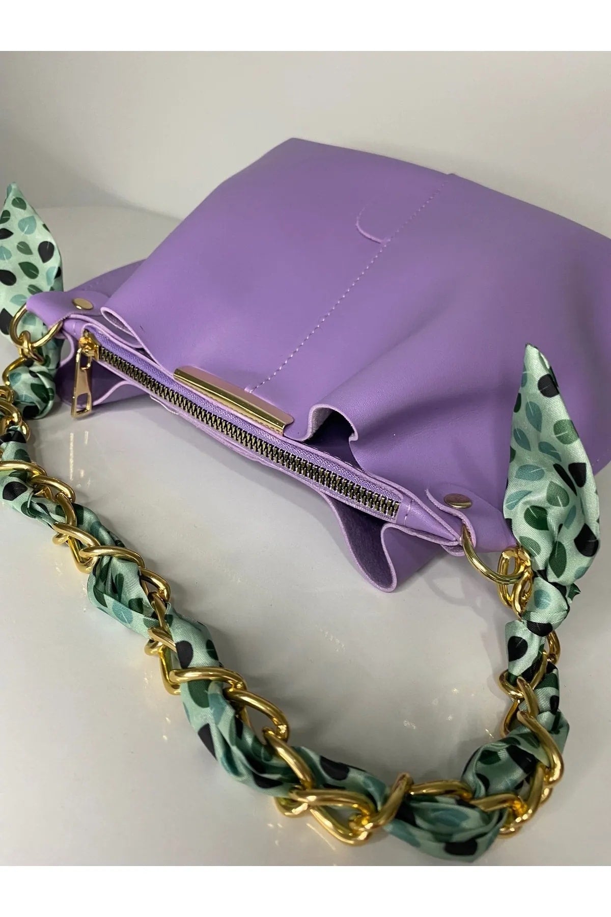 Lilafarbene Damen-Hand-, Arm- und Schultertasche aus weichem Leder mit 3 Fächern und Schalkette