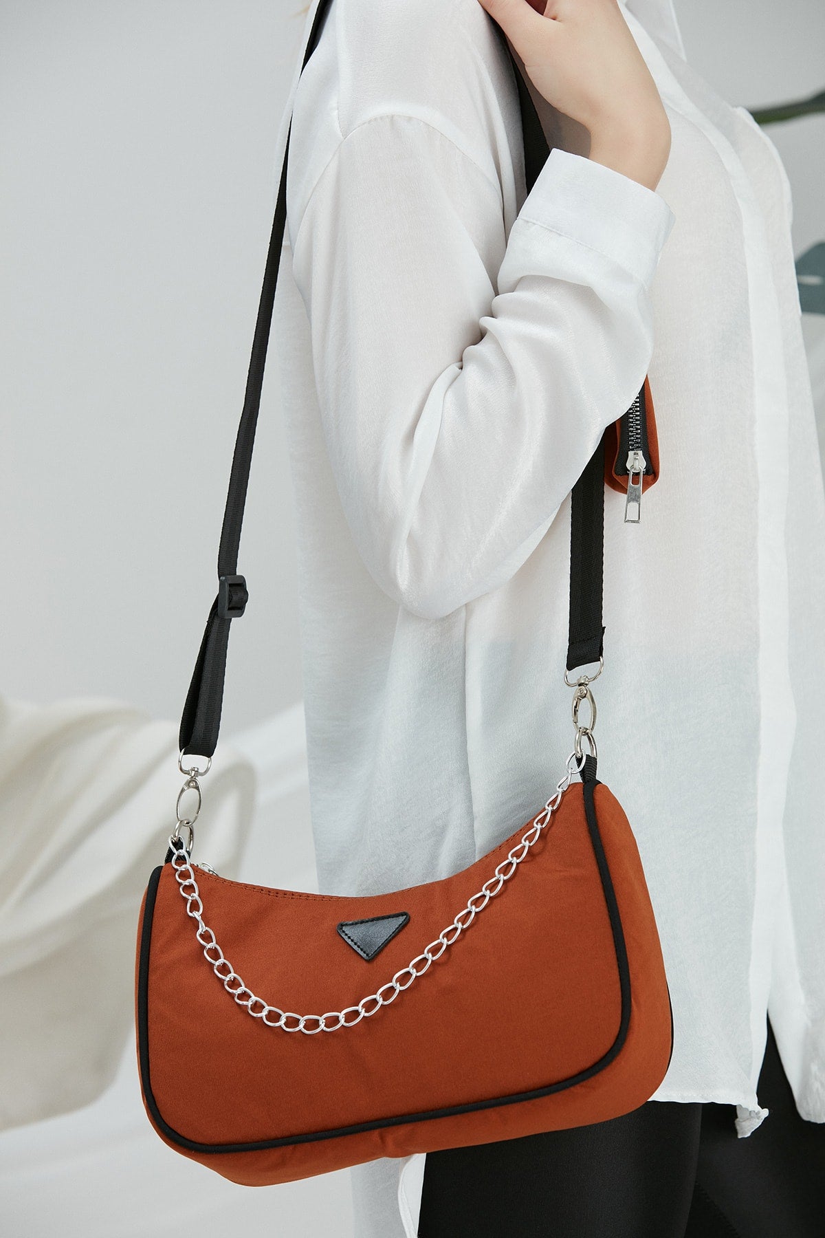 Tile U6 Women's Cross Shoulder Bag With Chain Strap Detailed And Adjustable Strap Wallet B:12 E:27