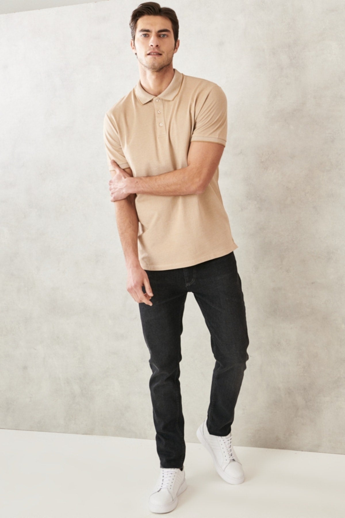  Мужская безусадочная хлопчатобумажная ткань Slim Fit Slim Fit Светло-бежево-белая футболка с воротником-поло с защитой от перекатывания