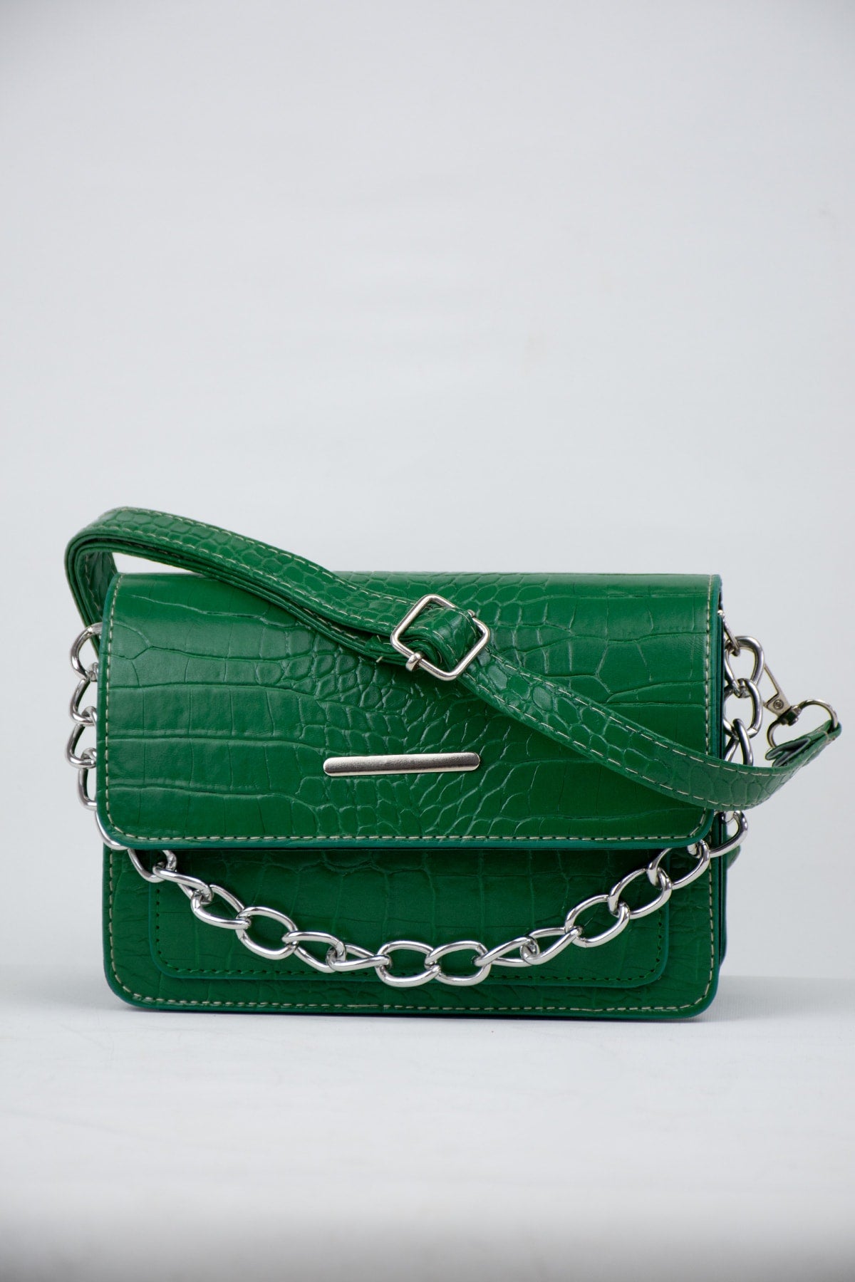 Grüne Clutch Baguette mit Kettenriemen für Damen mit Krokodilmuster