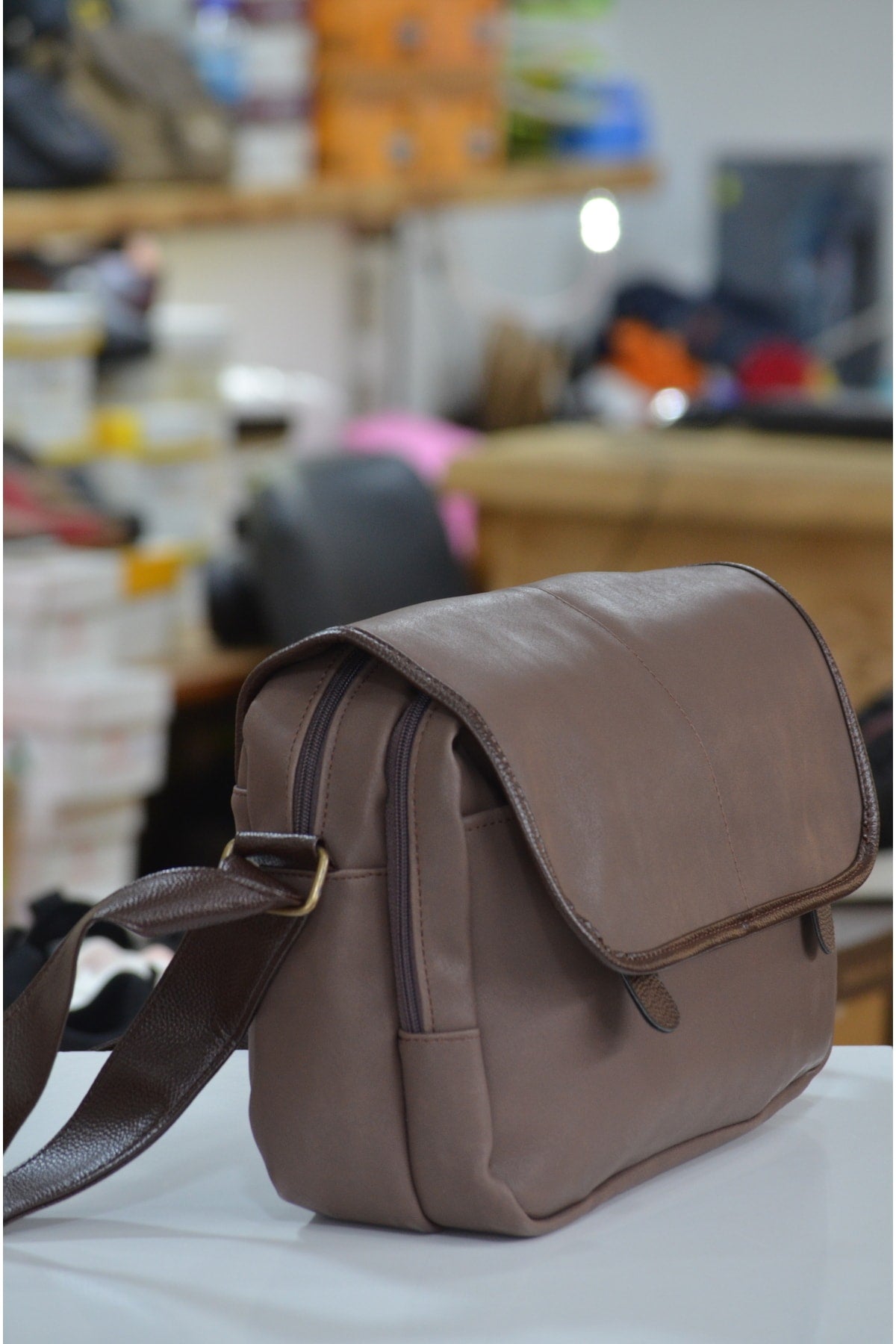 Handy Unisex Light Brown Messenger Bag, Briefcase, Travel Bag with Zipper Lid