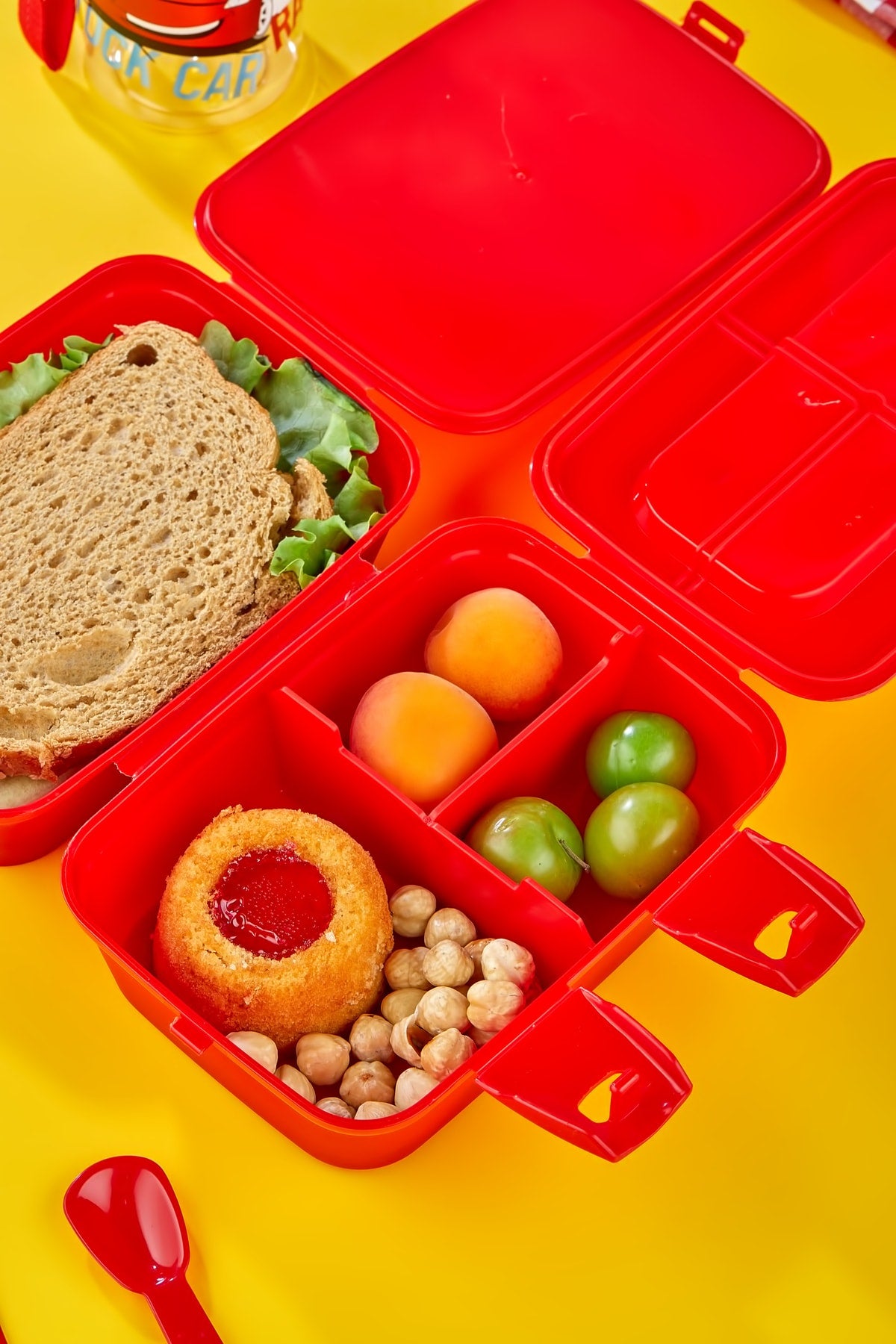 2-lagige Lunchbox mit 4 Fächern und Selbstlöffel und 500-ccm-Wasserflasche mit Strohhalmwagen