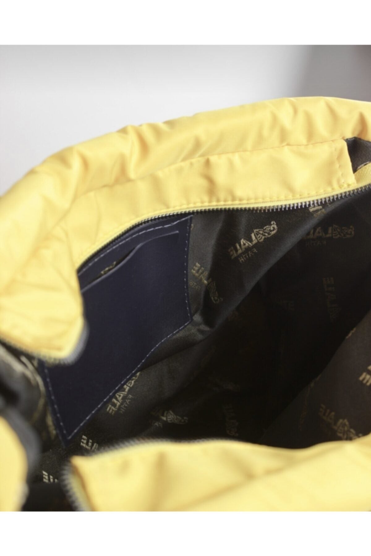 Shopper-Umhängetasche aus geprägtem Puffstoff für Damen