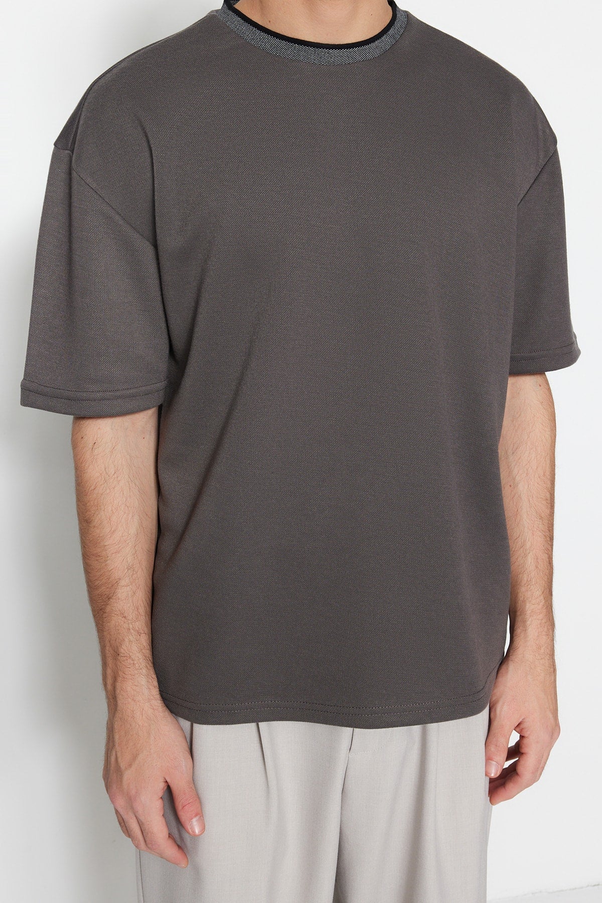 Limitierte Auflage Anthrazit Herren-T-Shirt aus Strickware mit Bündchen und strukturiertem Piqué, leger/bequem geschnitten