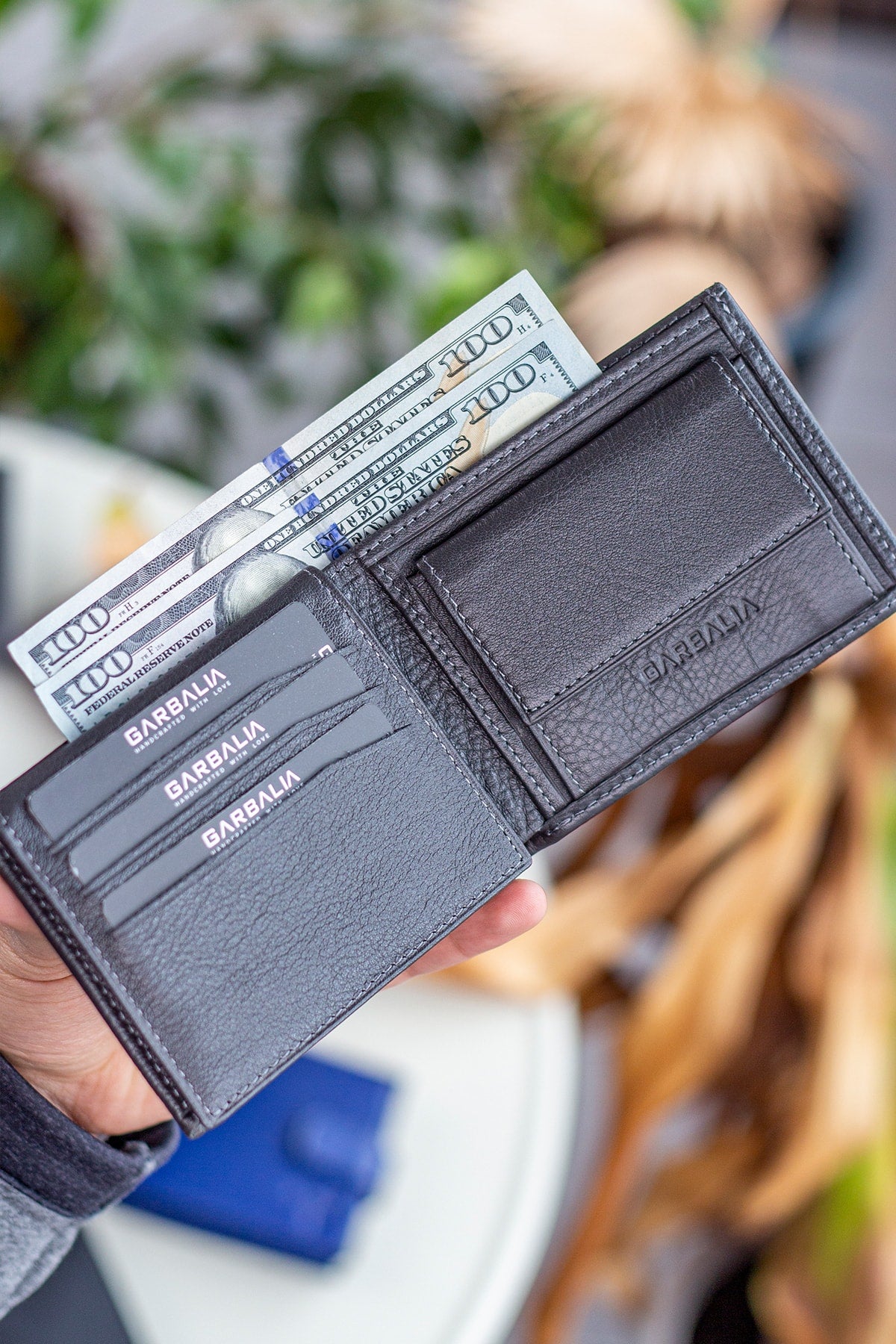 محفظة جاكسون المصنوعة من الجلد الطبيعي مع خاصية حجب RFID باللون الرمادي الداكن