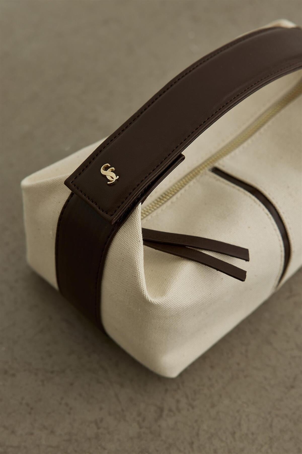 Clutch „Archi“ aus Canvas in Bitterbraun