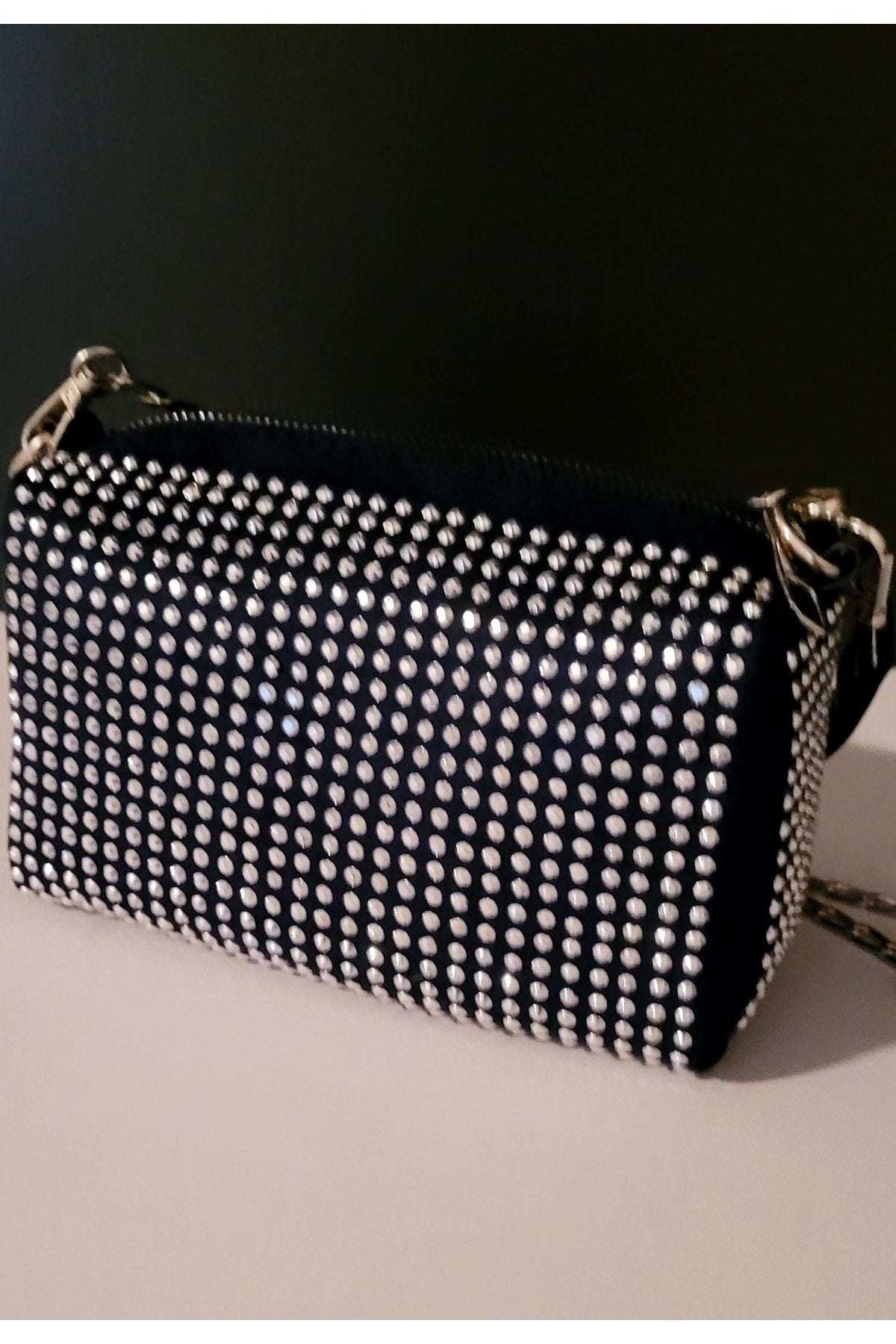 Bhm Hand- und Schultertasche mit Kettenriemen und Steinen in Marineblau