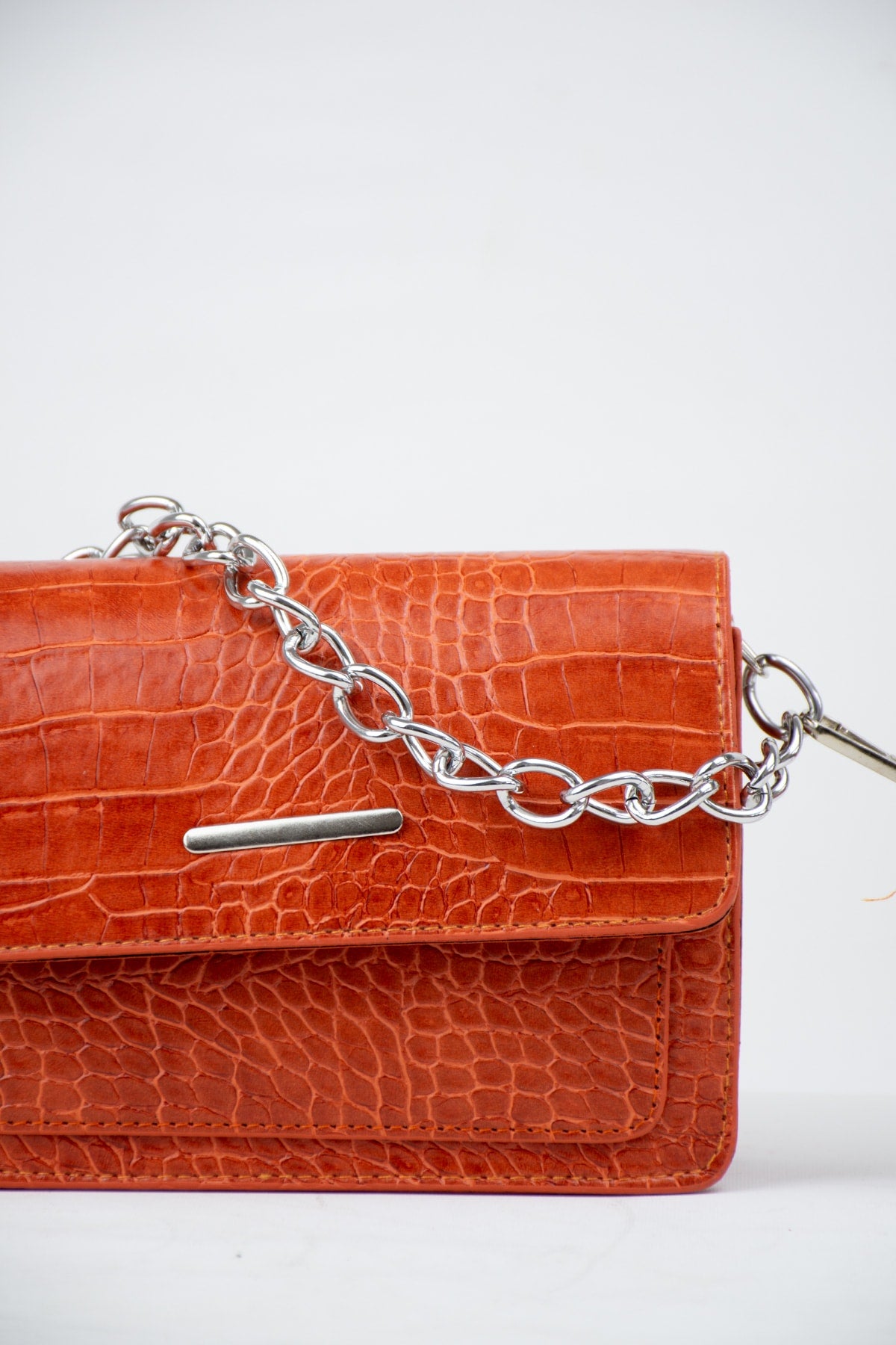 Orange Damen Clutch Baguette mit Kettenriemen und Krokodilmuster
