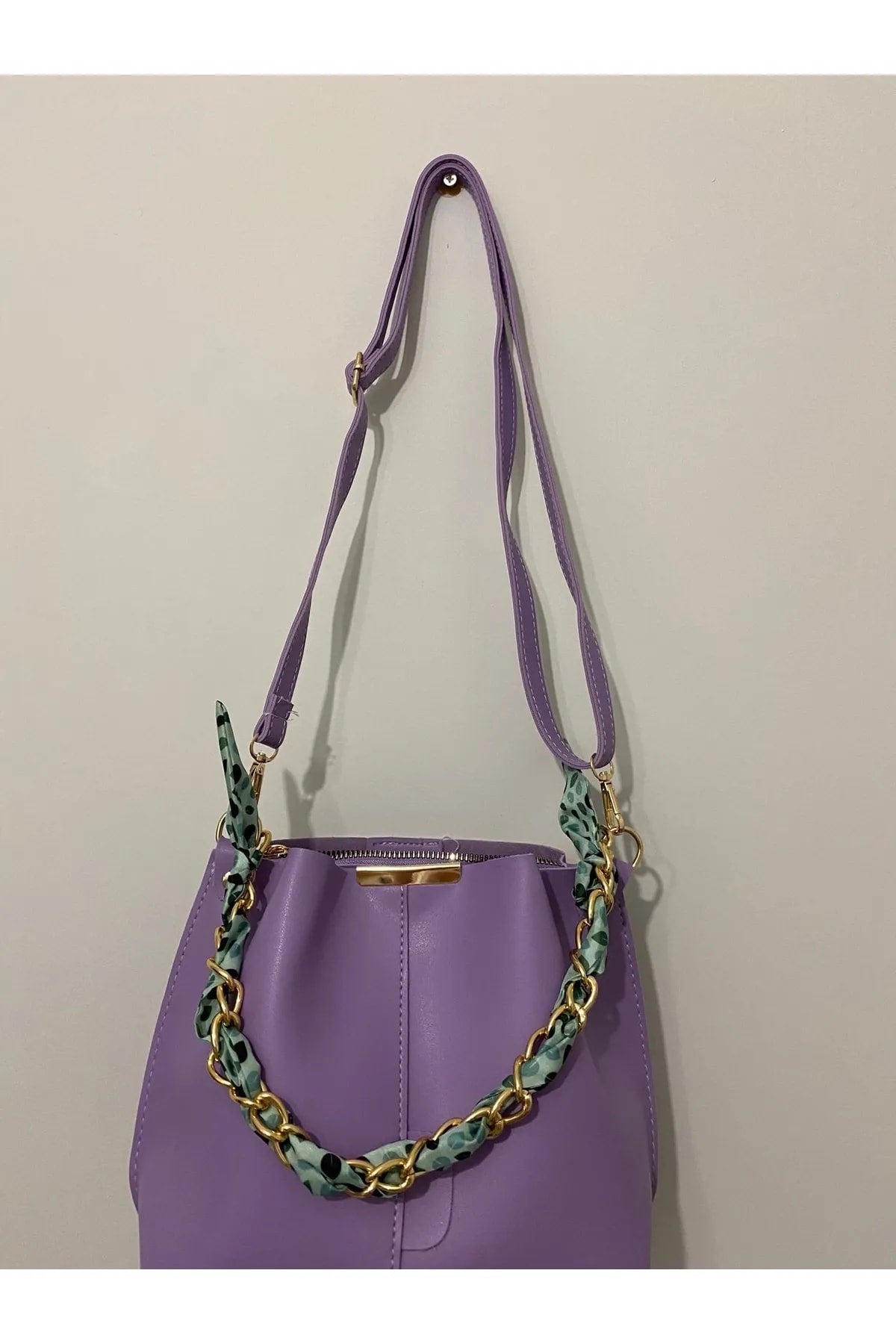 Lilafarbene Damen-Hand-, Arm- und Schultertasche aus weichem Leder mit 3 Fächern und Schalkette