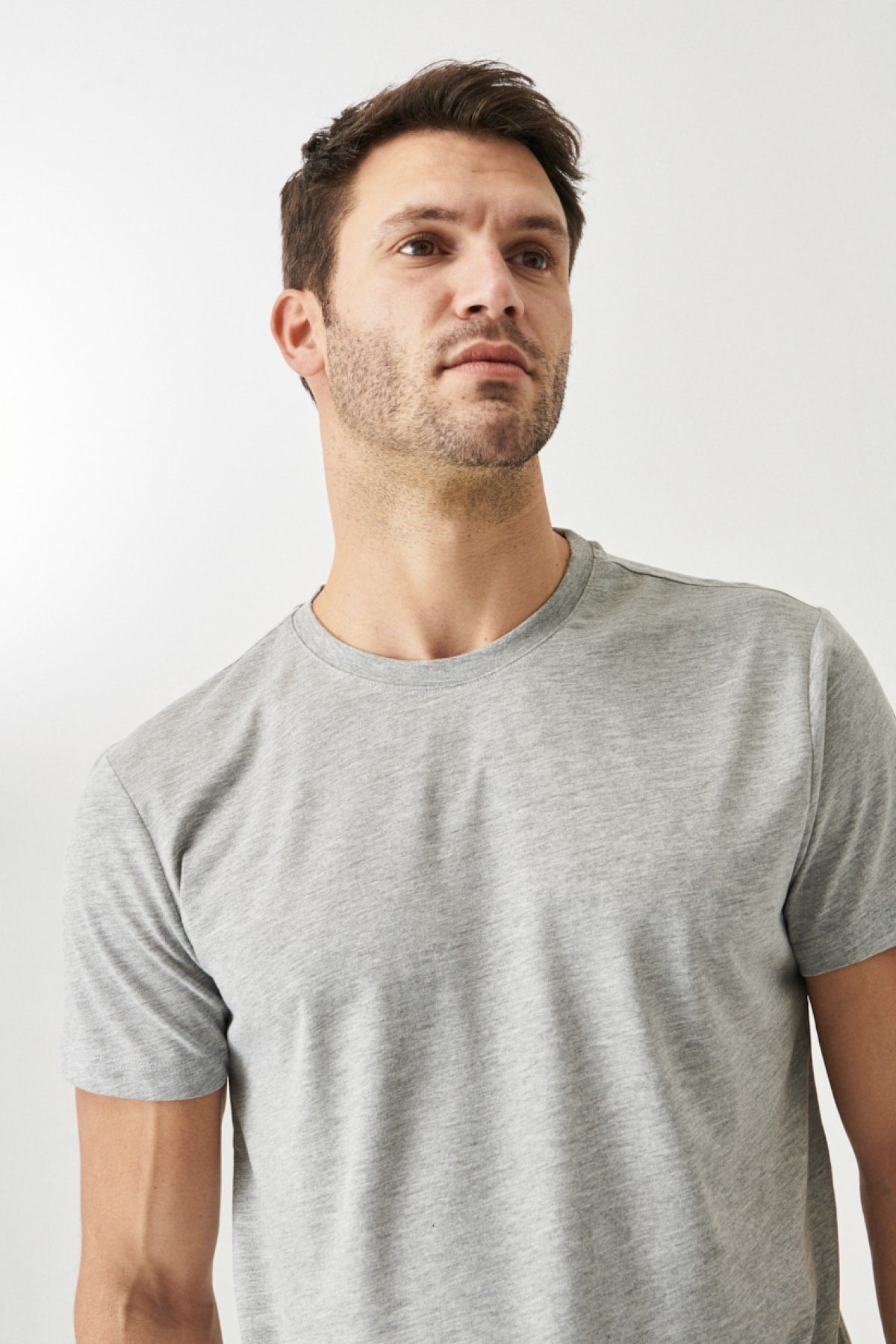  Мужская серая меланжевая хлопковая приталенная футболка узкого кроя с круглым вырезом и короткими рукавами