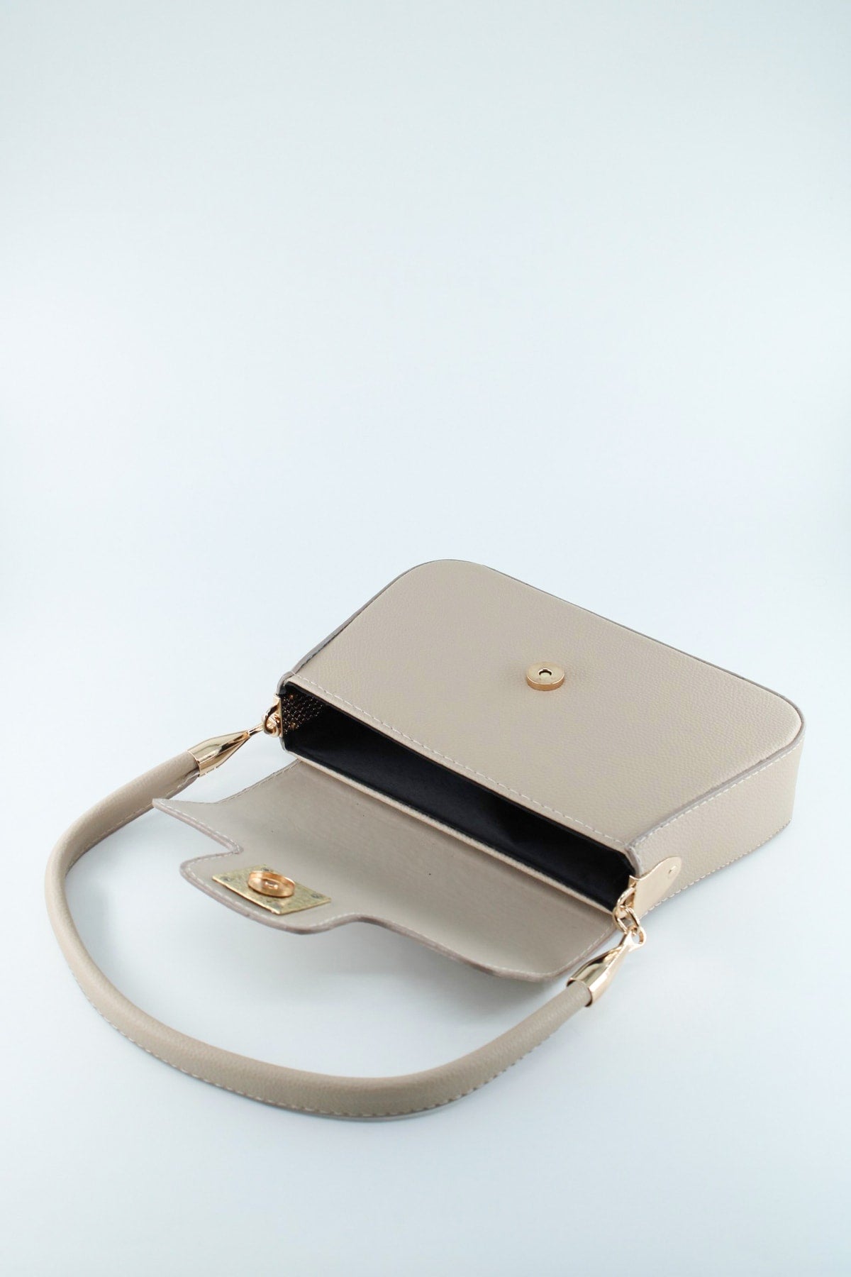 Women'S Textured Magnet Clamshell Lined Hand And Sleeve Bag